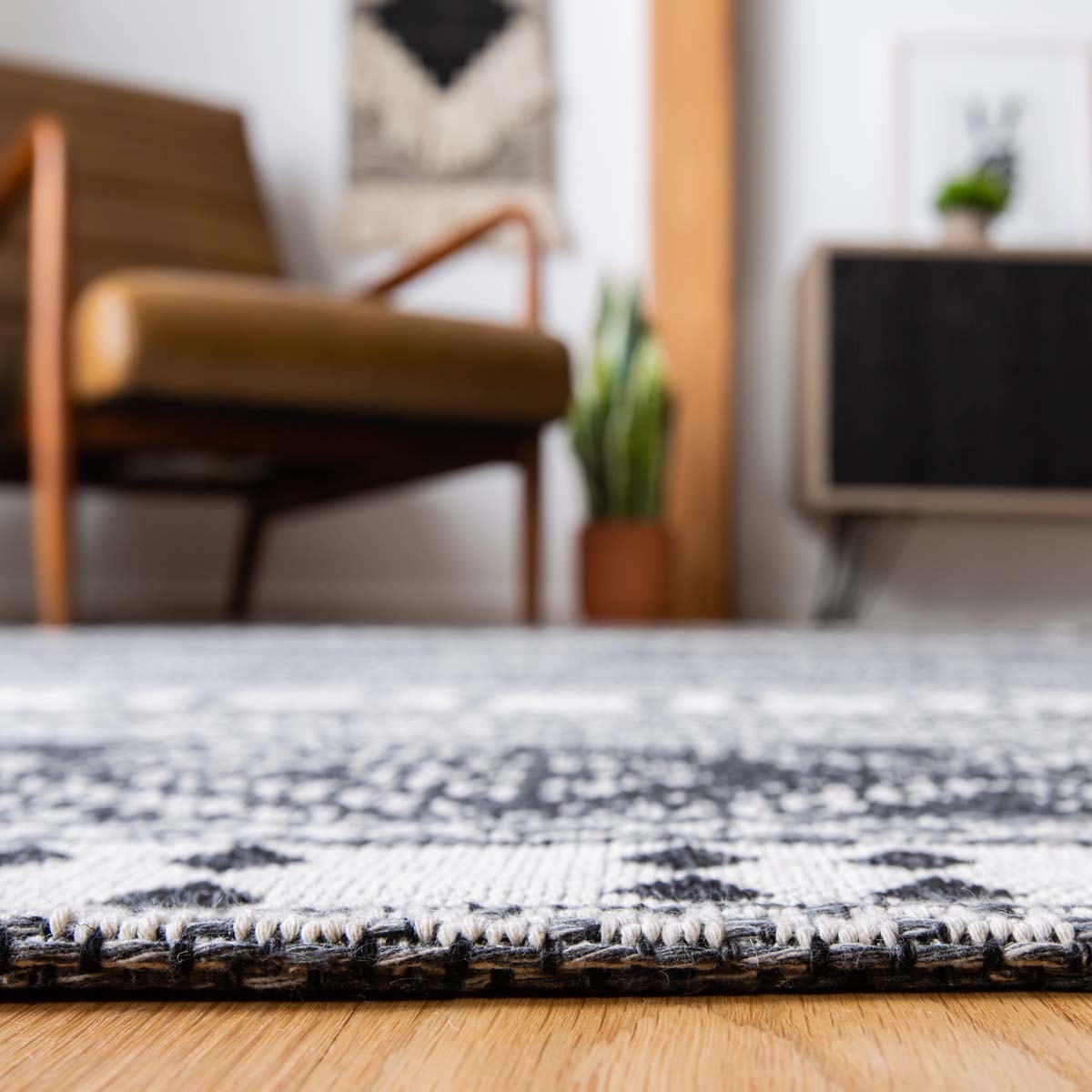 Safavieh Augustine 445 Rug, AGT445 - Black / Cream