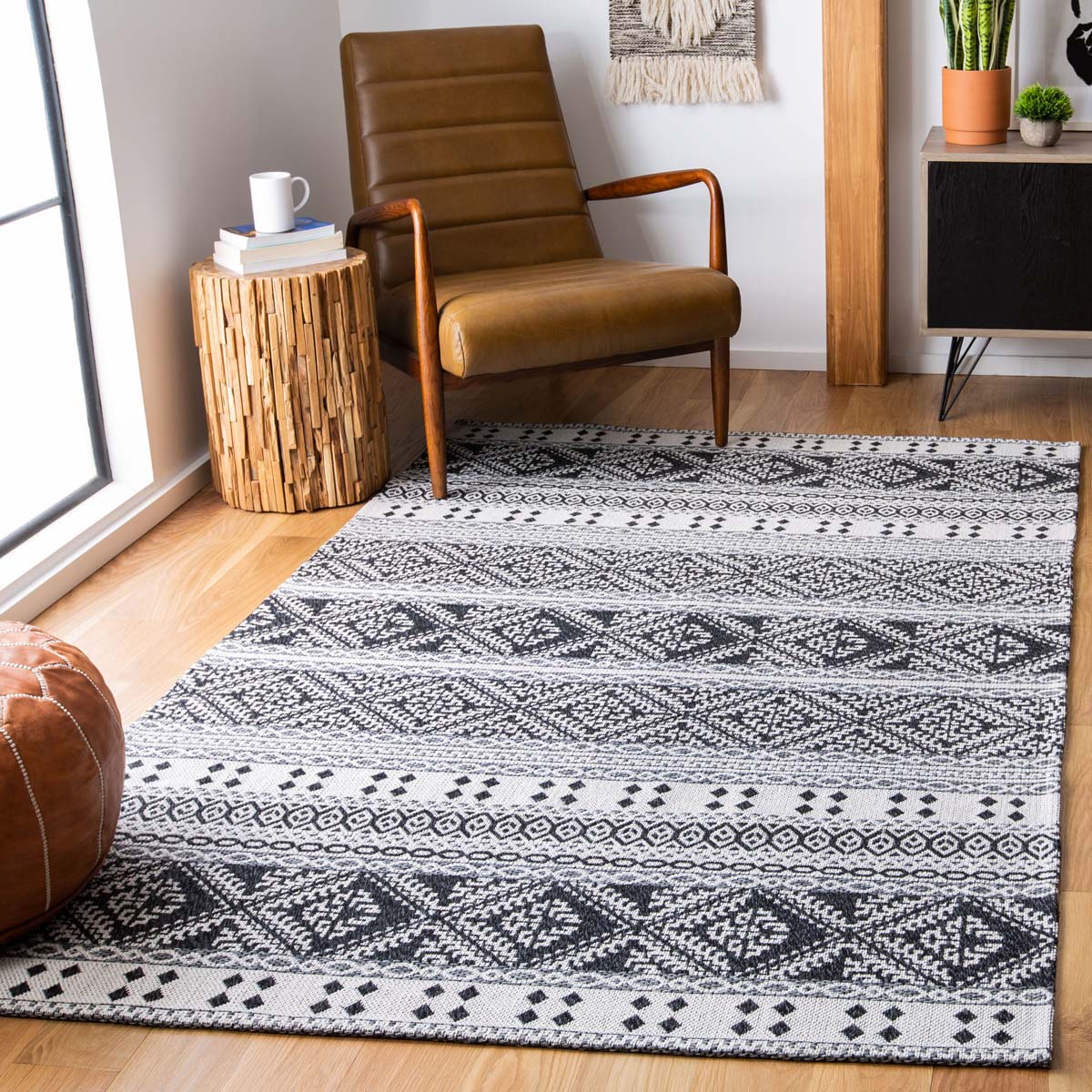 Safavieh Augustine 445 Rug, AGT445 - Black / Cream