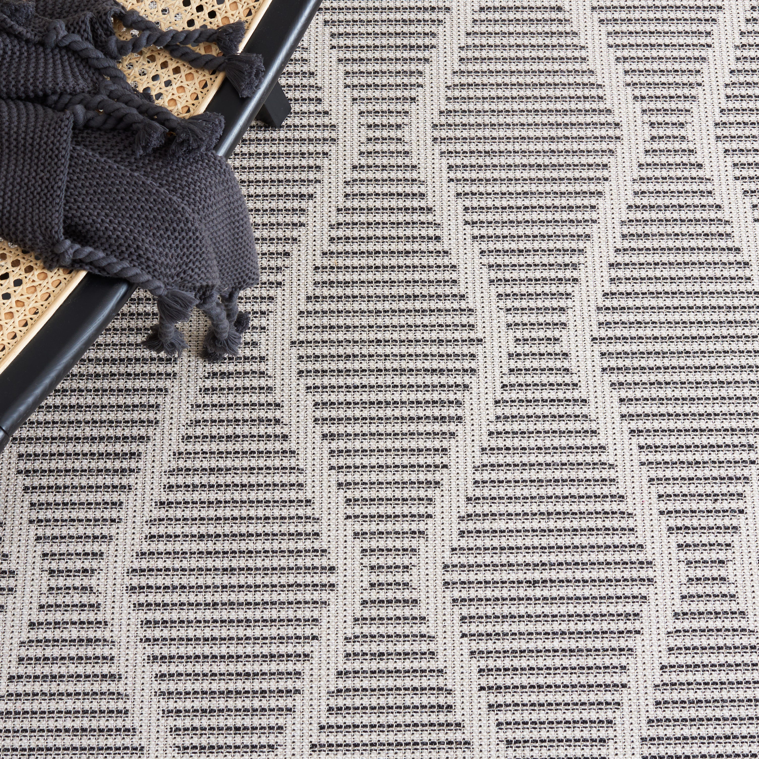 Safavieh Augustine 503 Rug, AGT503 - Ivory / Black