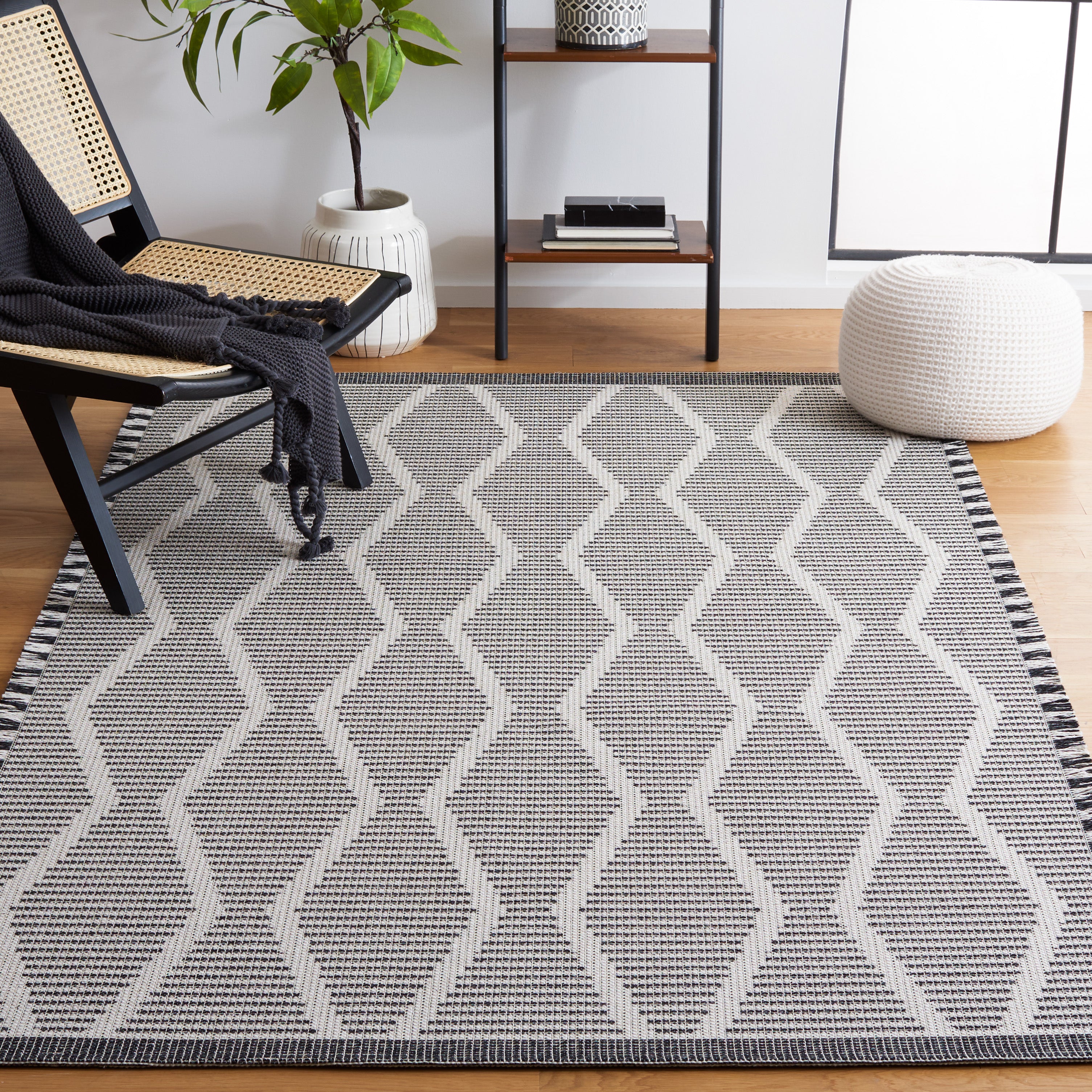 Safavieh Augustine 503 Rug, AGT503 - Ivory / Black