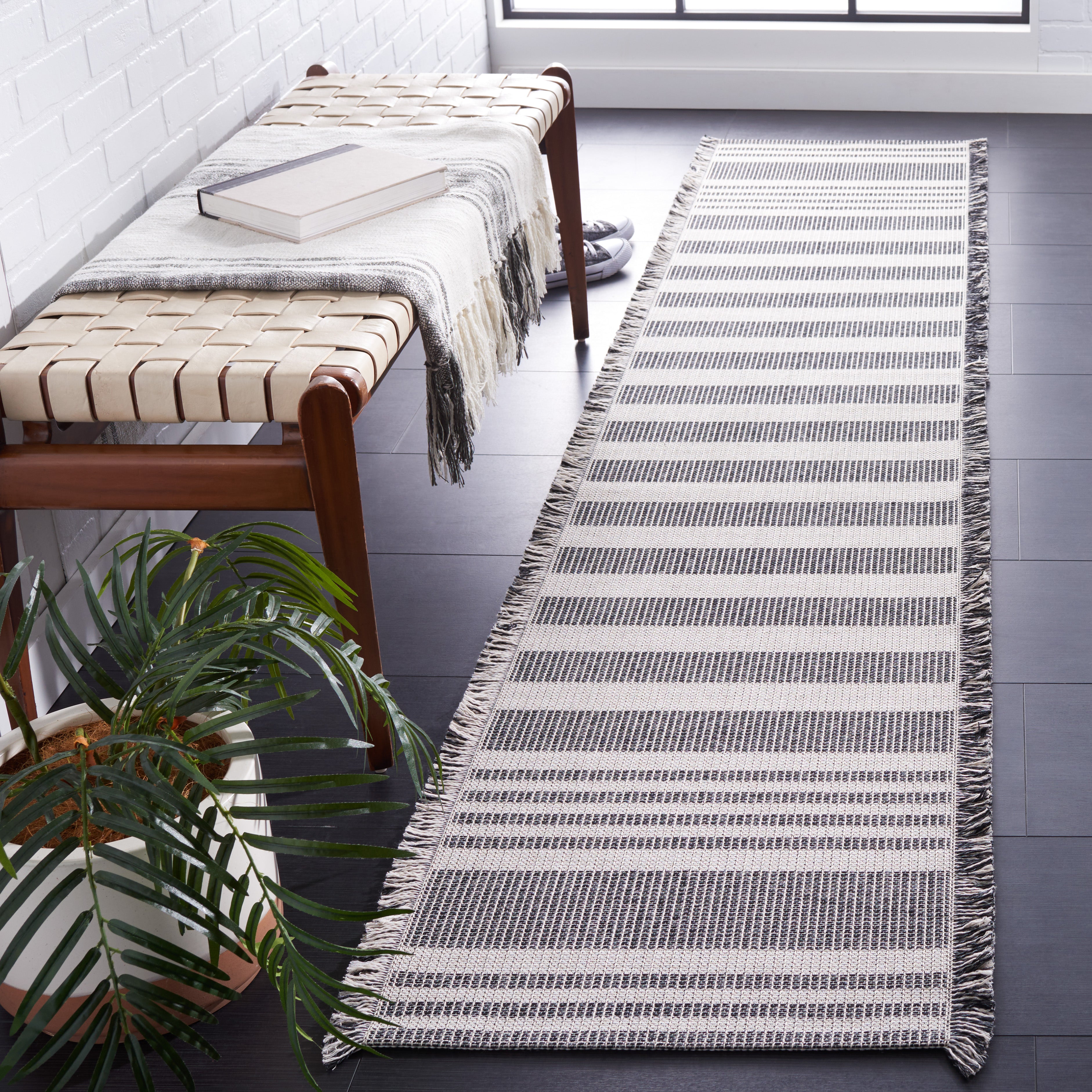 Safavieh Augustine 504 Rug, AGT504 - Ivory / Black