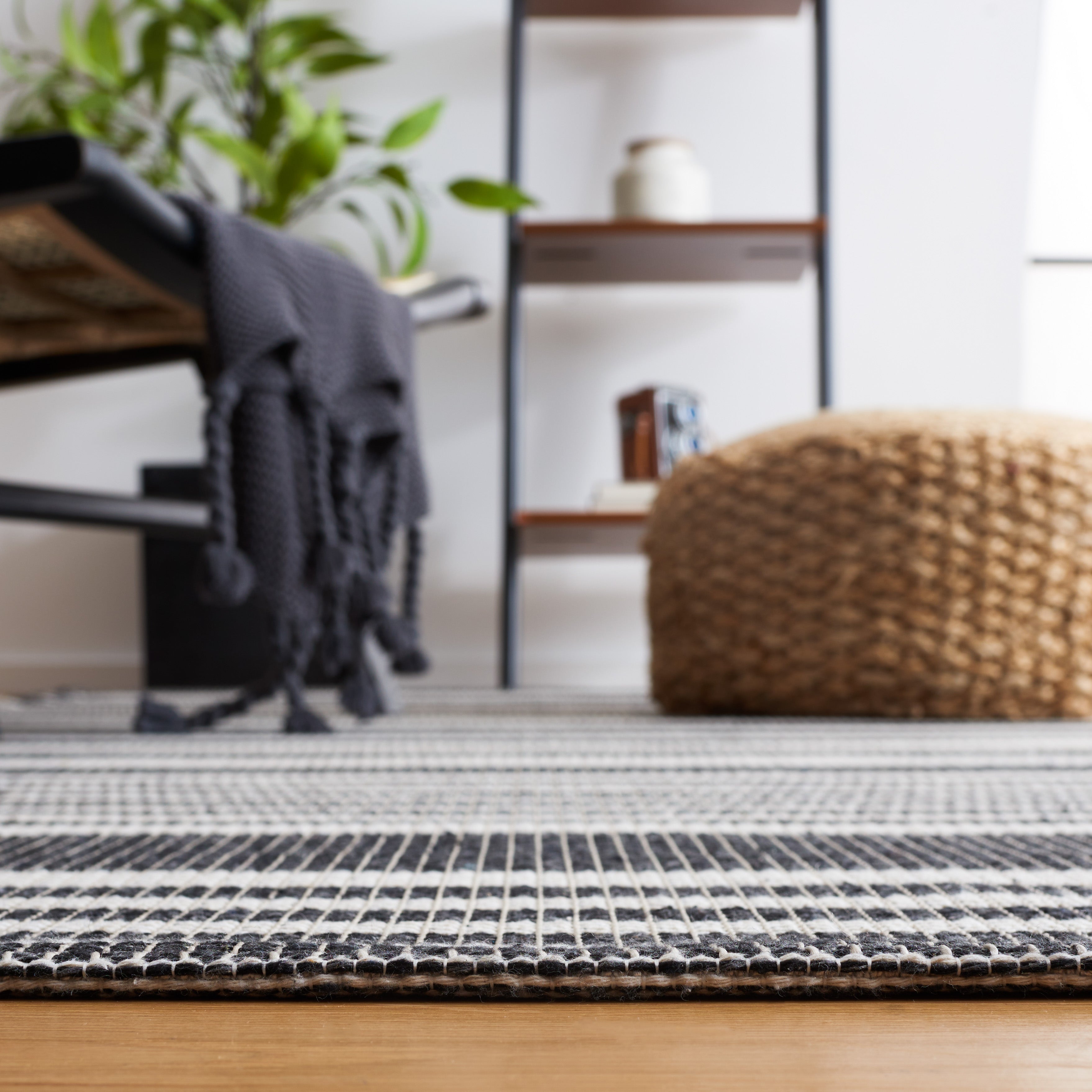 Safavieh Augustine 504 Rug, AGT504 - Ivory / Black