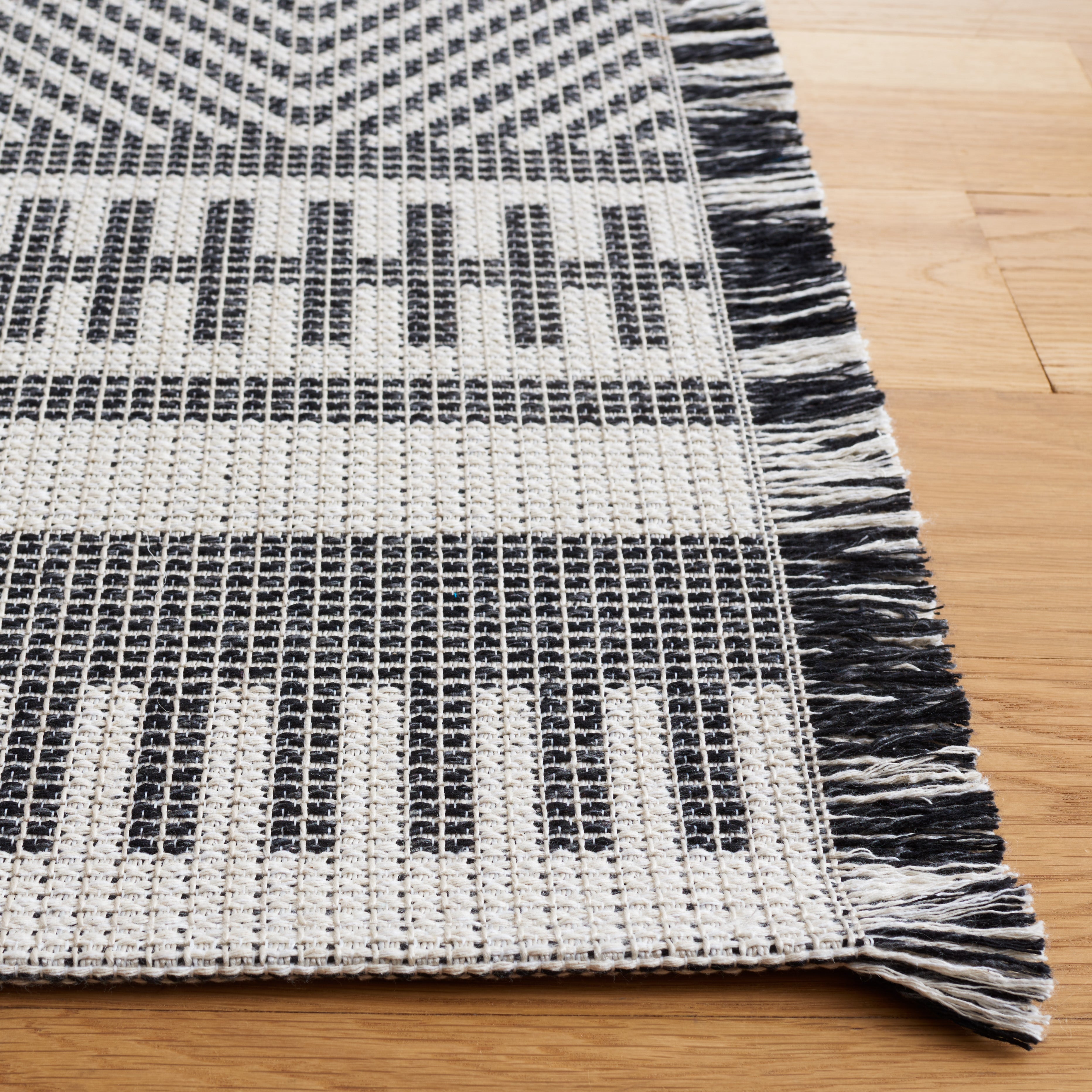 Safavieh Augustine 505 Rug, AGT505 - Ivory / Black