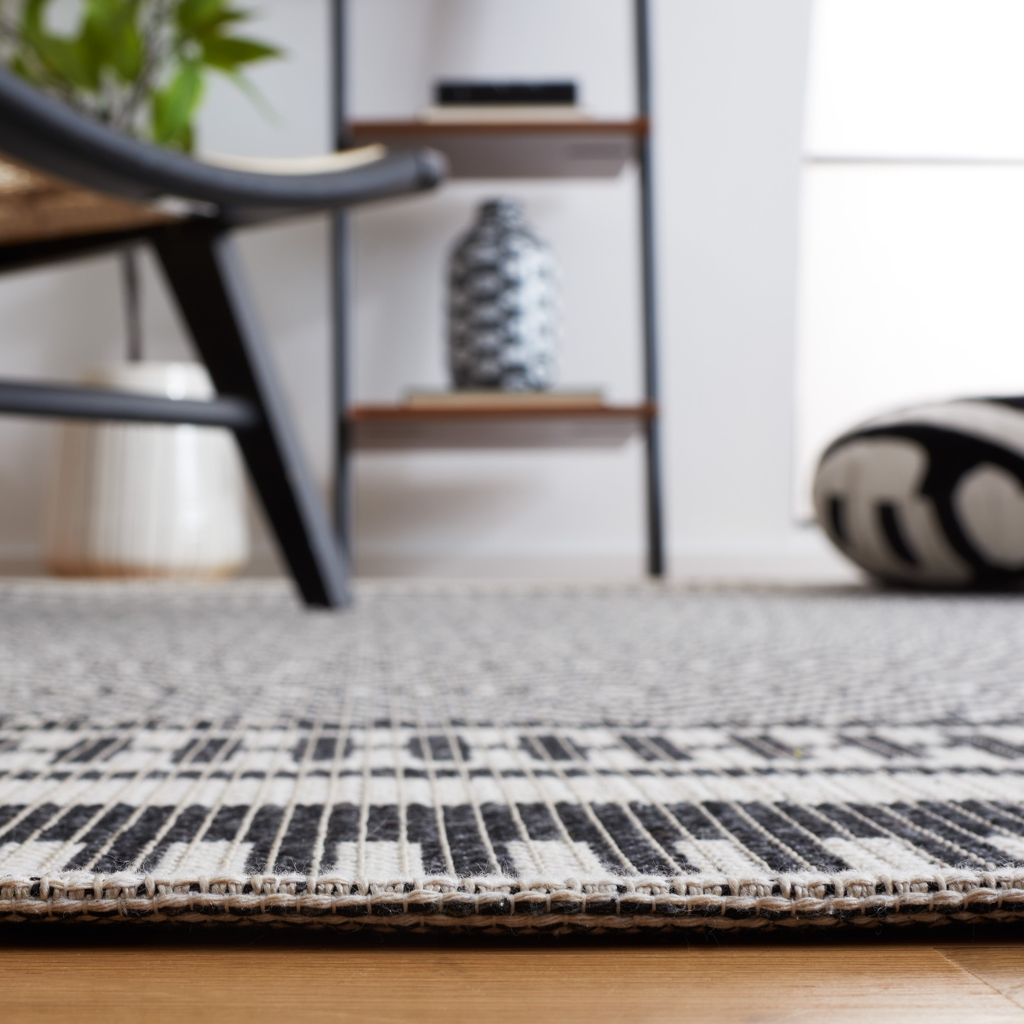 Safavieh Augustine 505 Rug, AGT505 - Ivory / Black