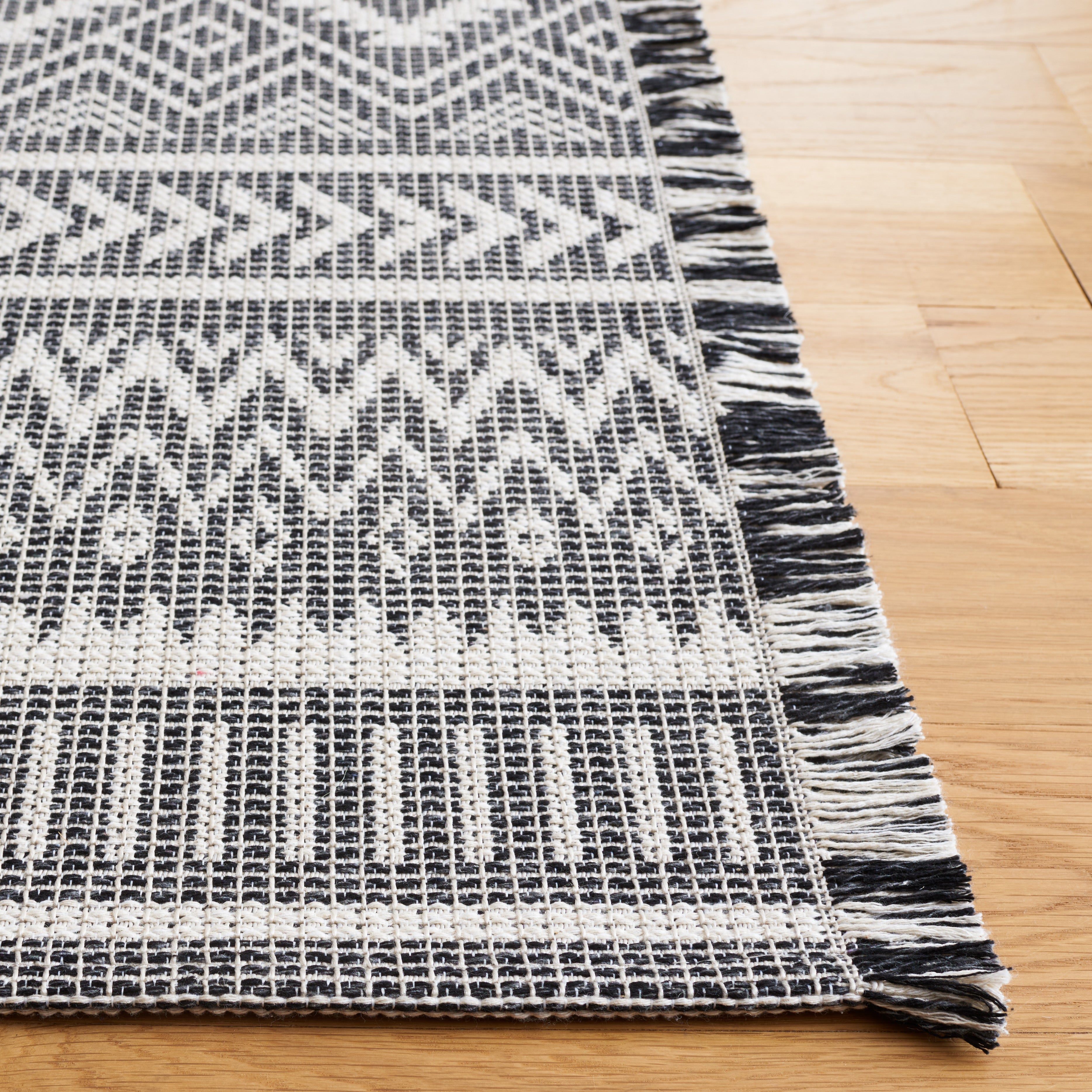 Safavieh Augustine 506 Rug, AGT506 - Ivory / Black