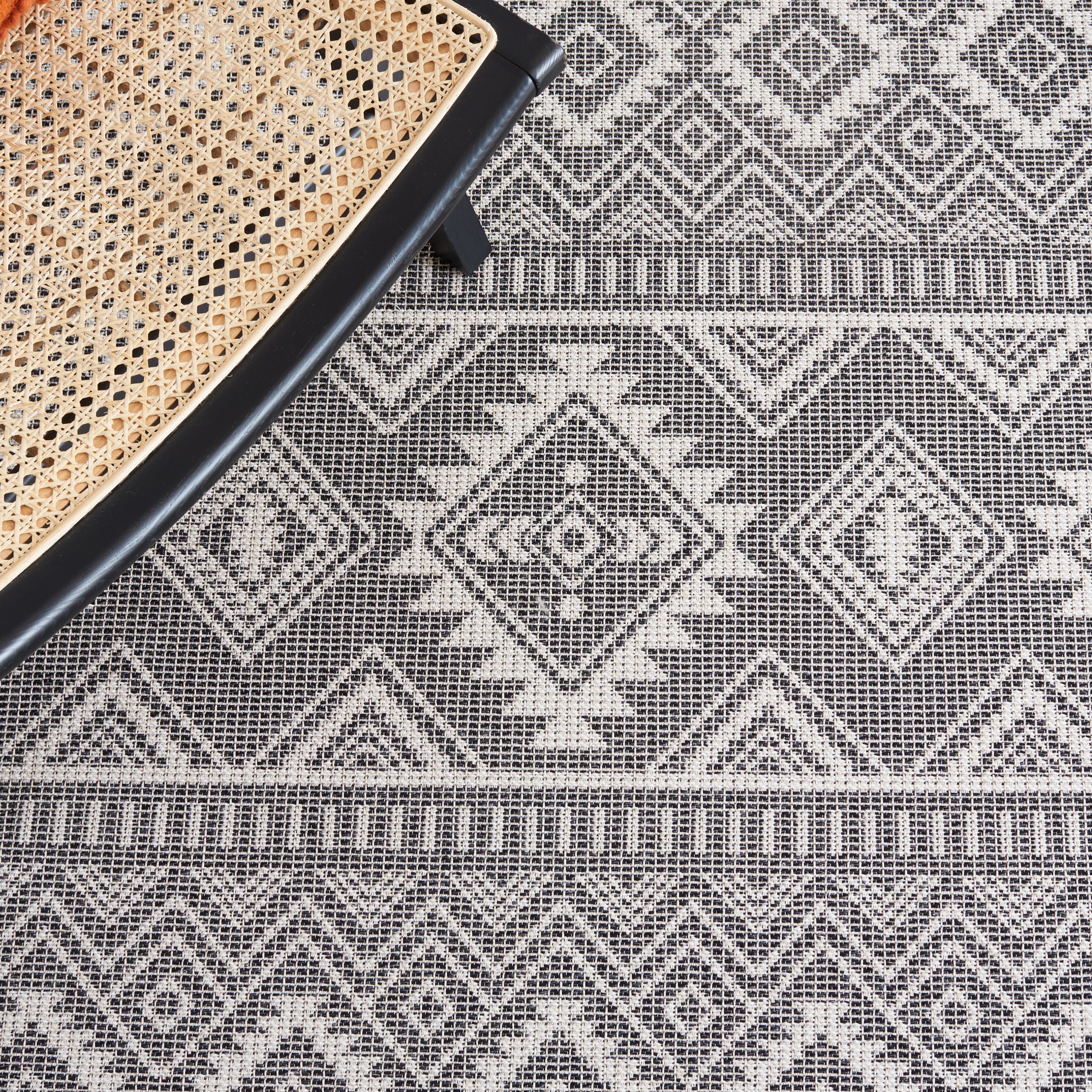 Safavieh Augustine 506 Rug, AGT506 - Ivory / Black