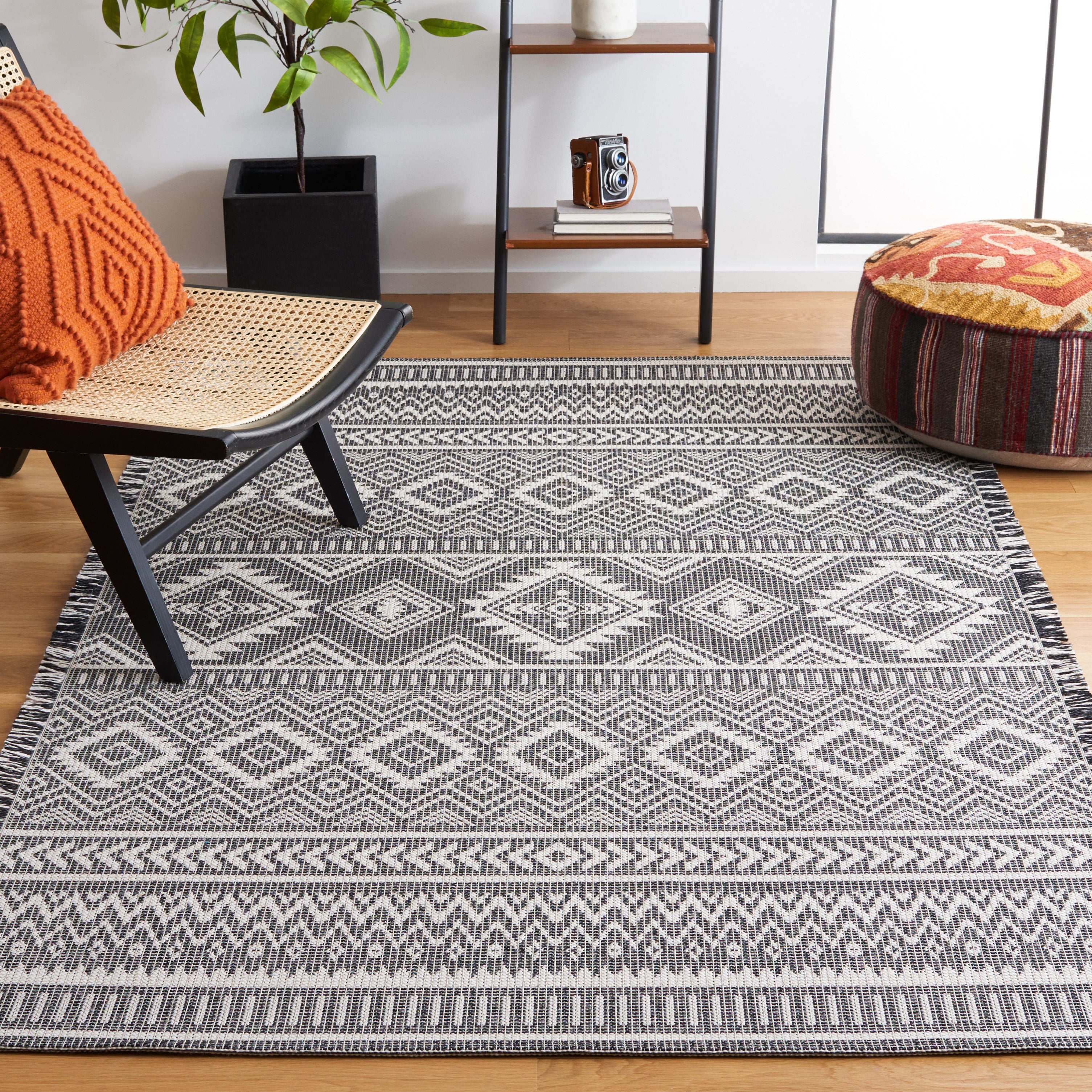 Safavieh Augustine 506 Rug, AGT506 - Ivory / Black