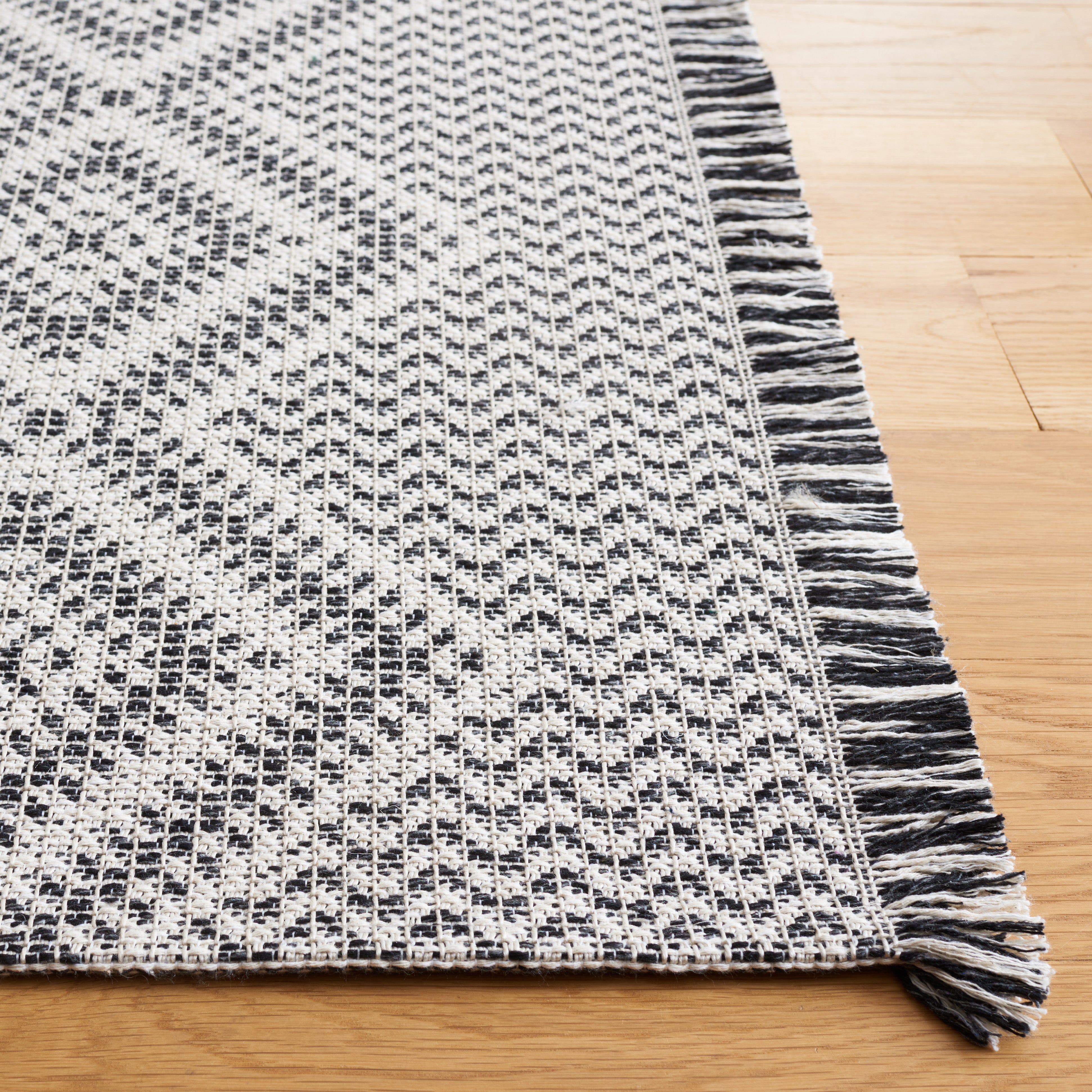 Safavieh Augustine 507 Rug, AGT507 - Ivory / Black