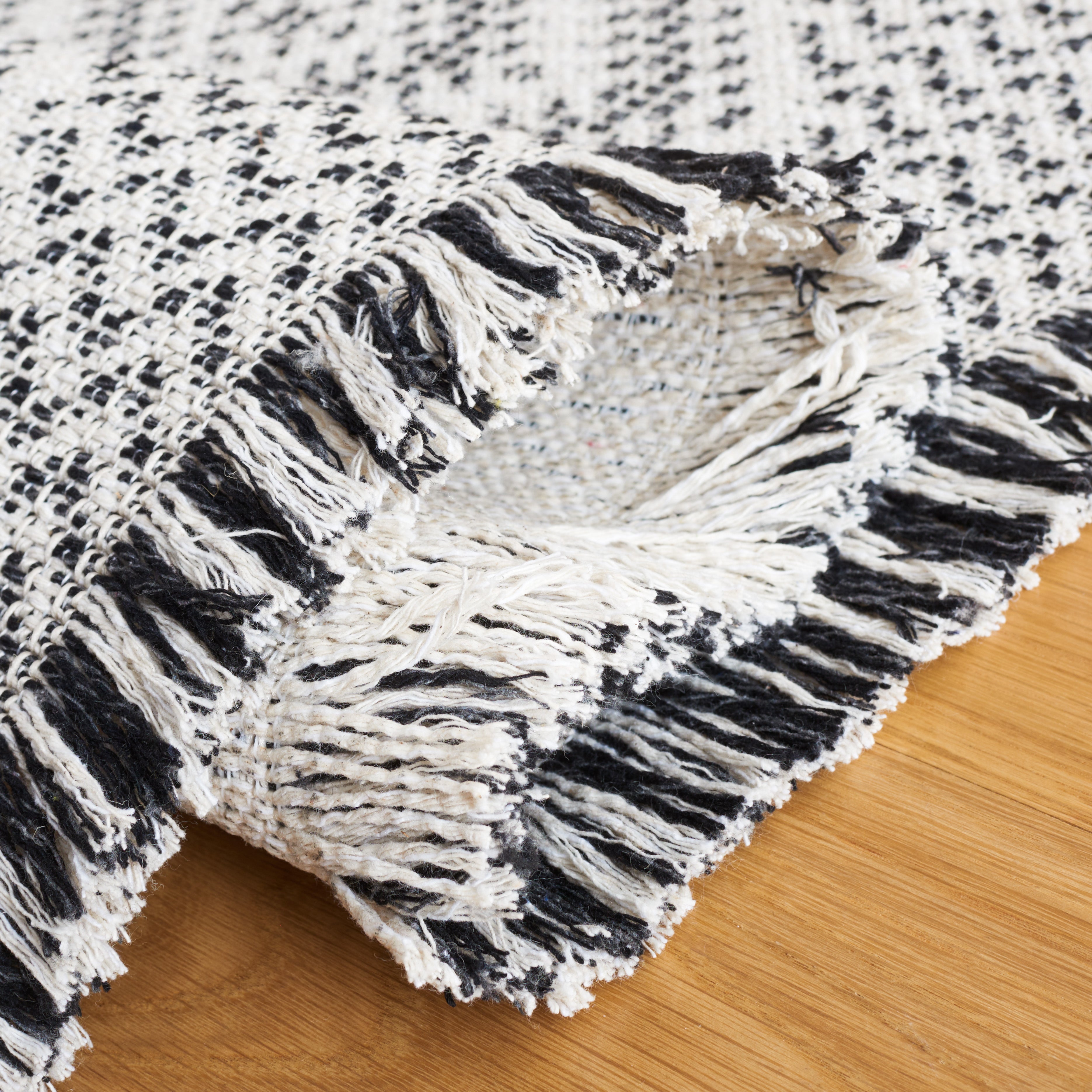 Safavieh Augustine 507 Rug, AGT507 - Ivory / Black