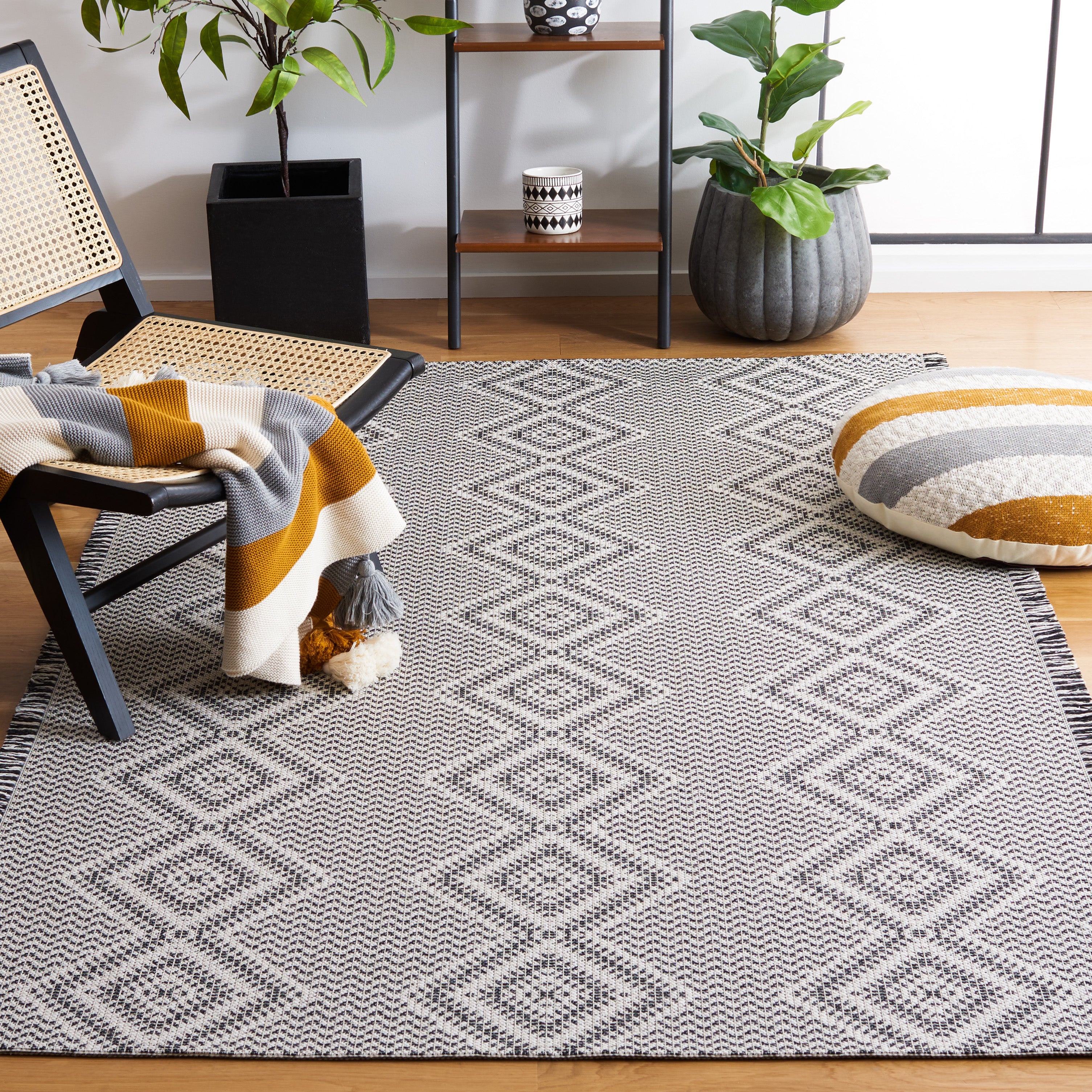 Safavieh Augustine 507 Rug, AGT507 - Ivory / Black
