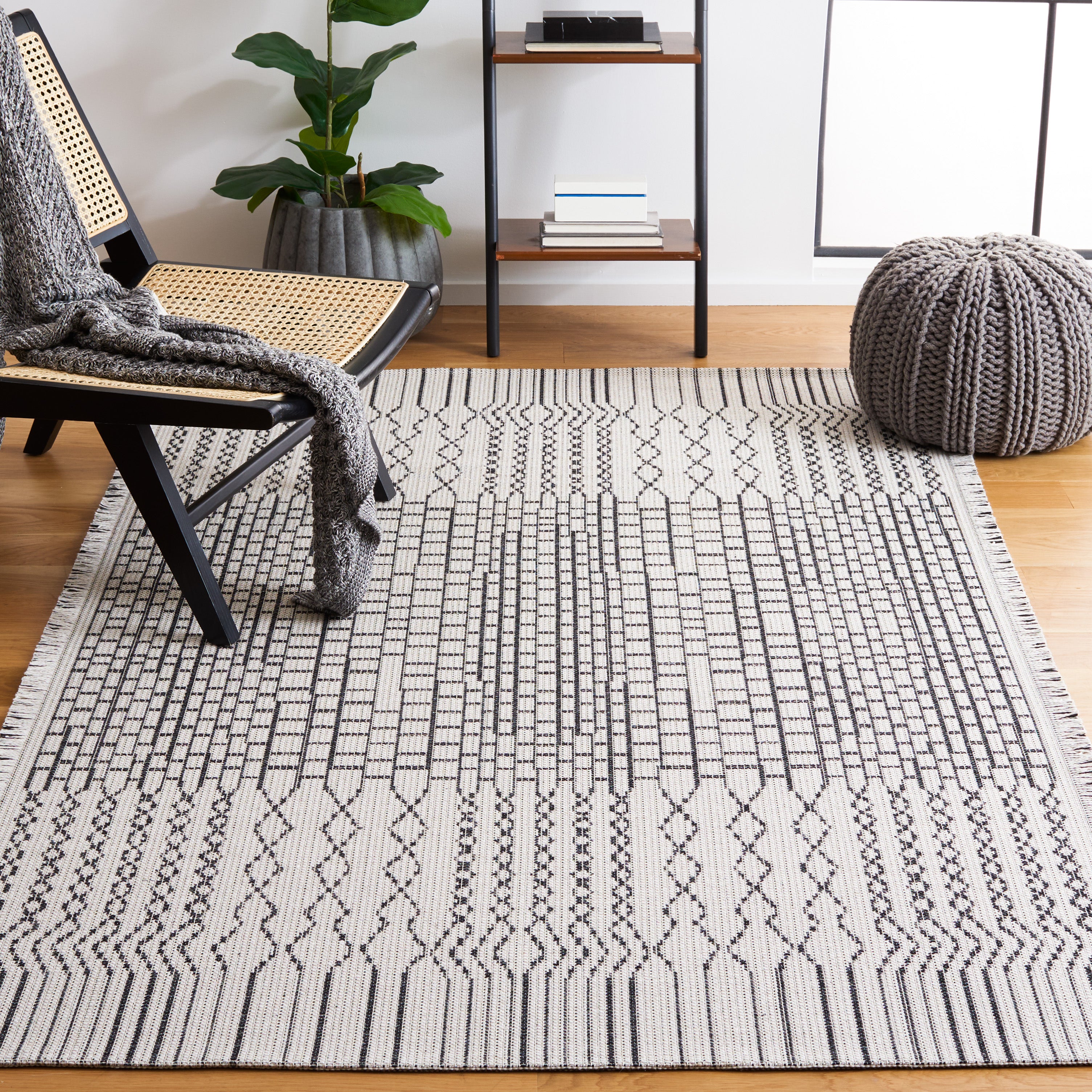 Safavieh Augustine 509 Rug, AGT509 - Ivory / Black