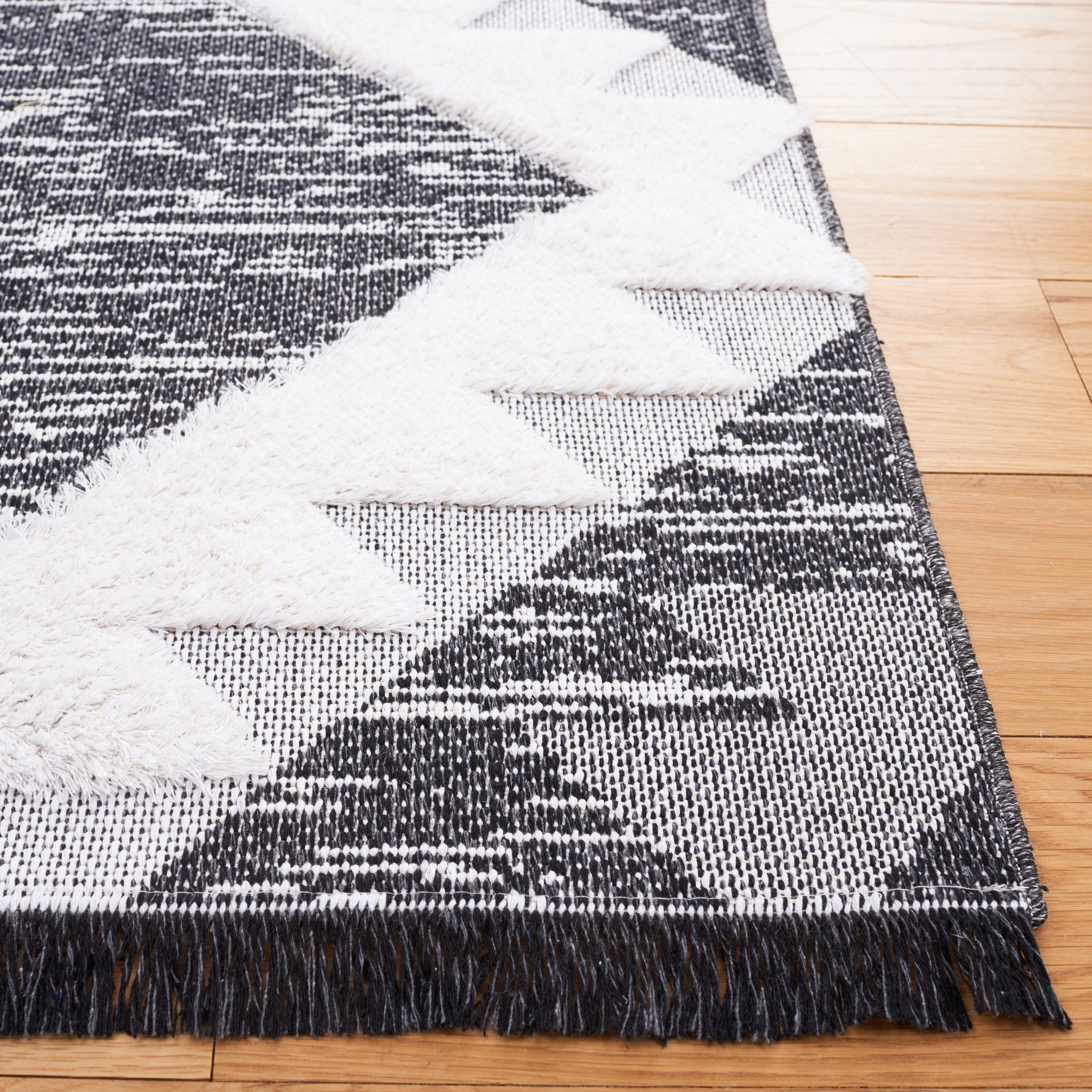 Safavieh Augustine 712 Rug, AGT712 - Black / Ivory