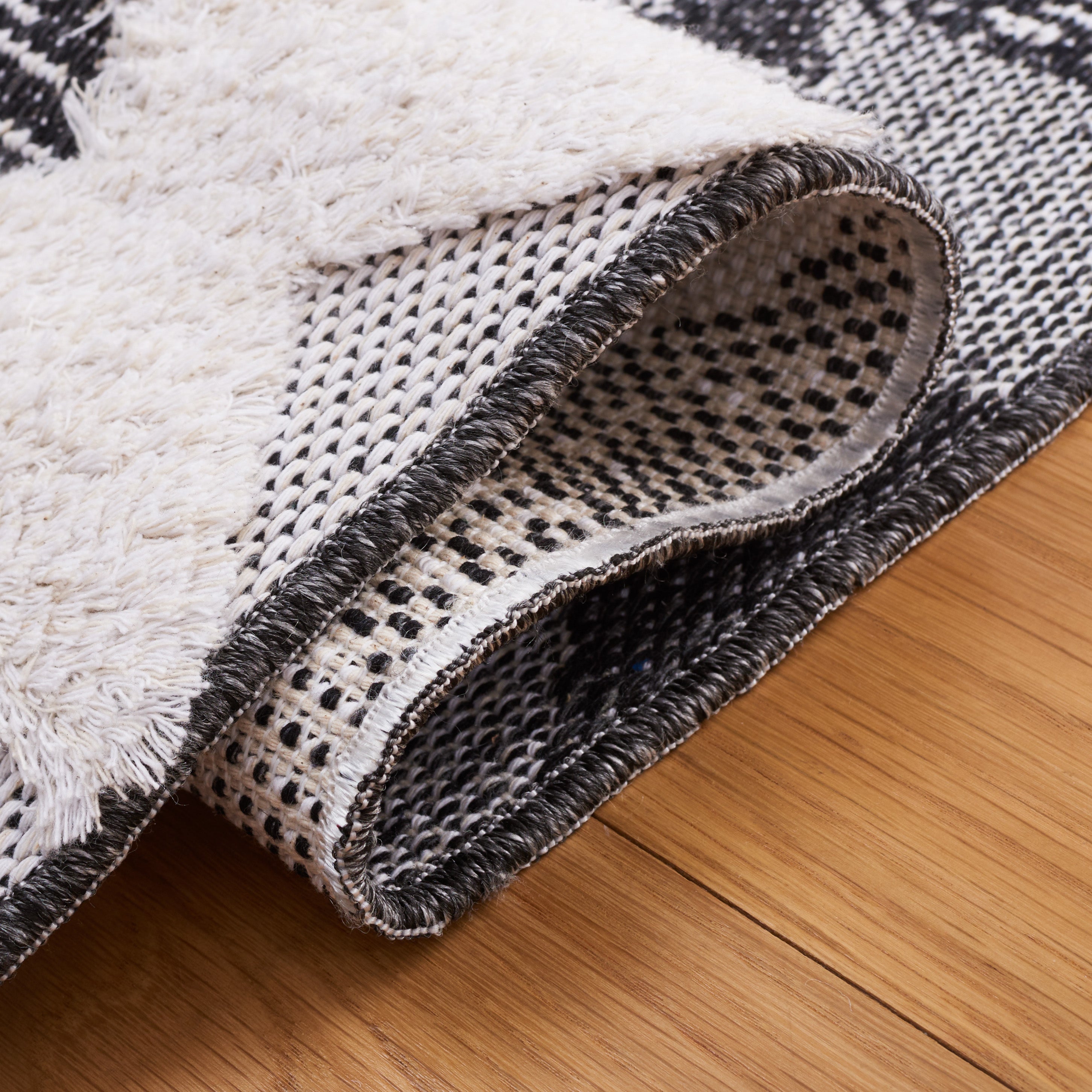 Safavieh Augustine 712 Rug, AGT712 - Black / Ivory