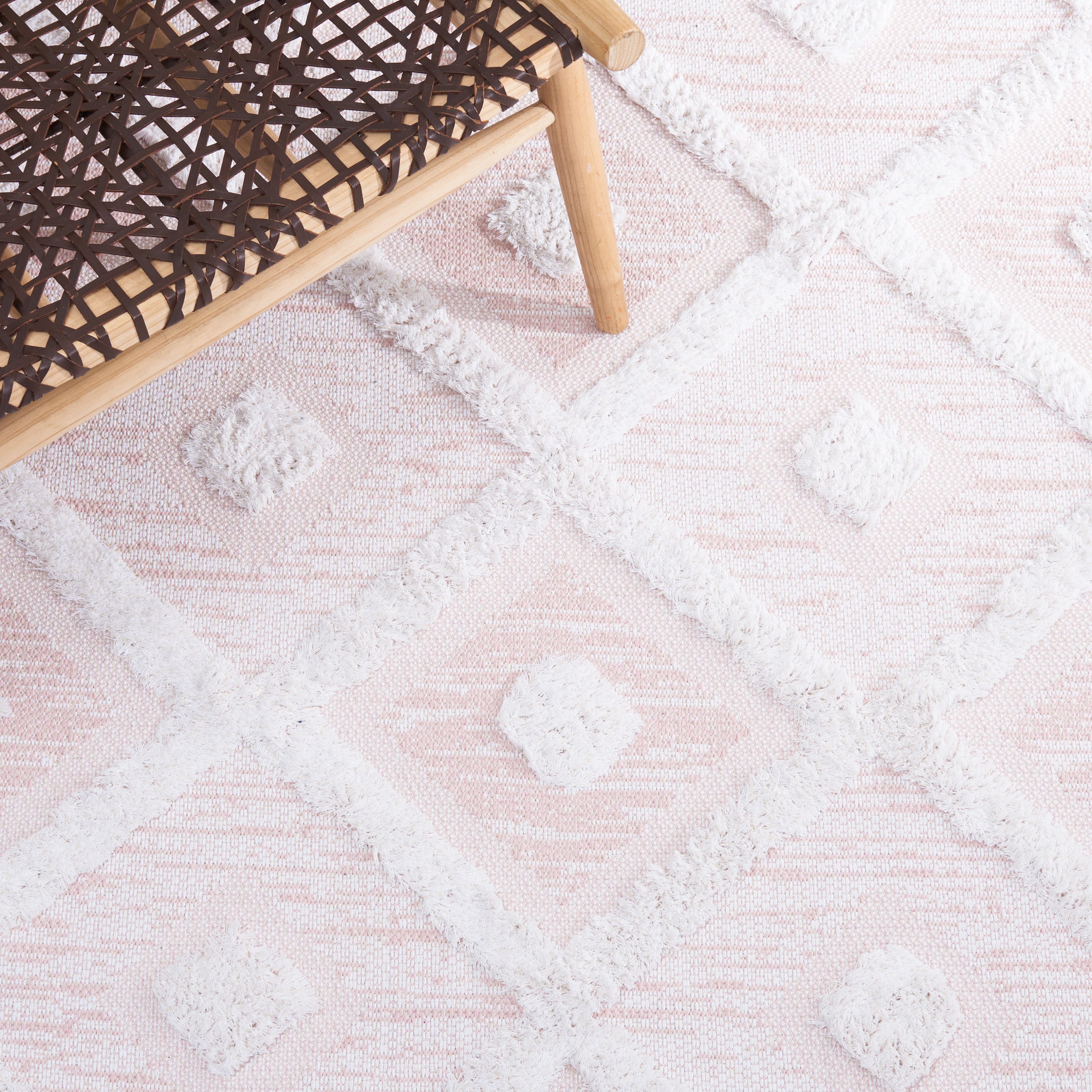 Safavieh Augustine 730 Rug, AGT730 - Pink / Ivory