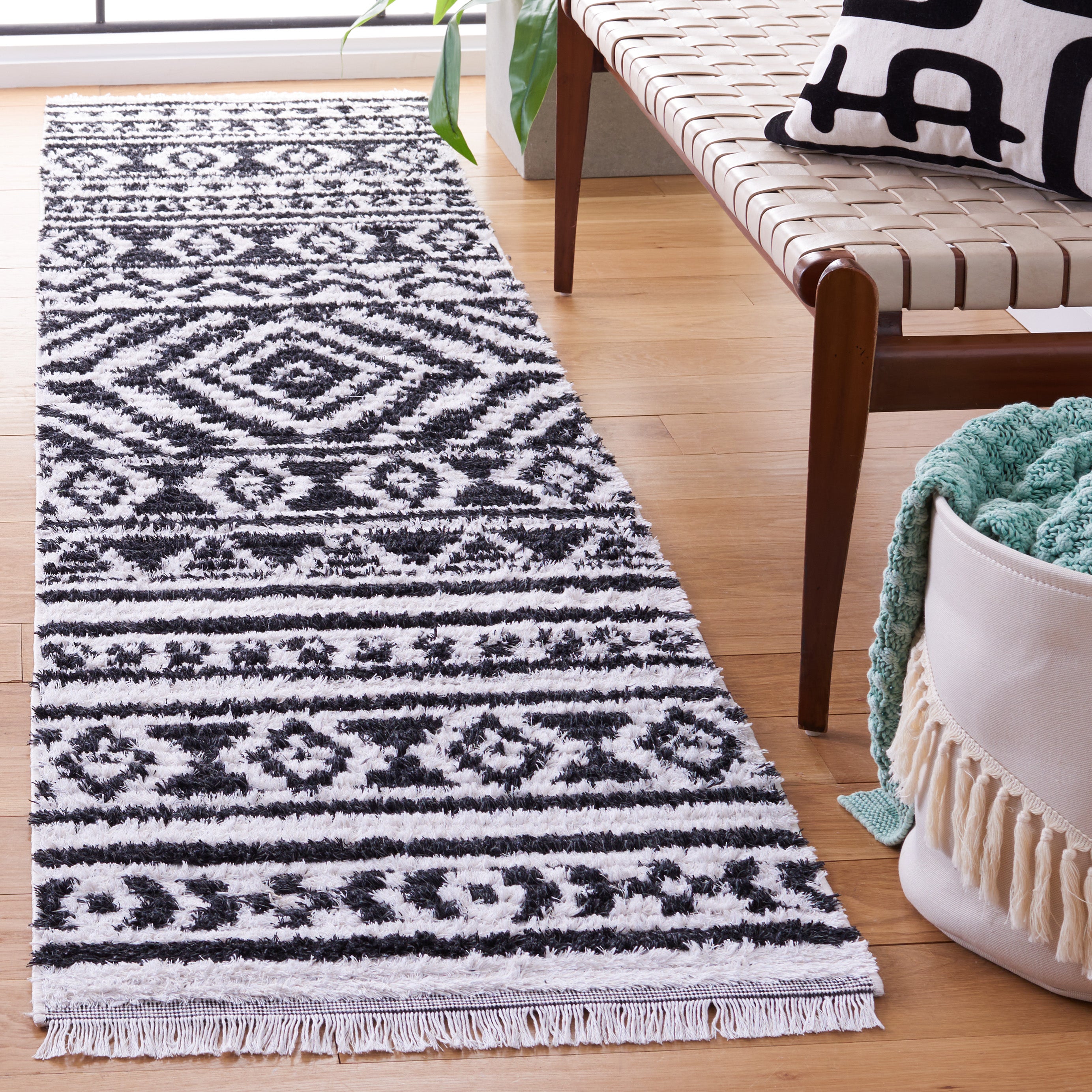 Safavieh Augustine 849 Rug, AGT849 - Black / Ivory