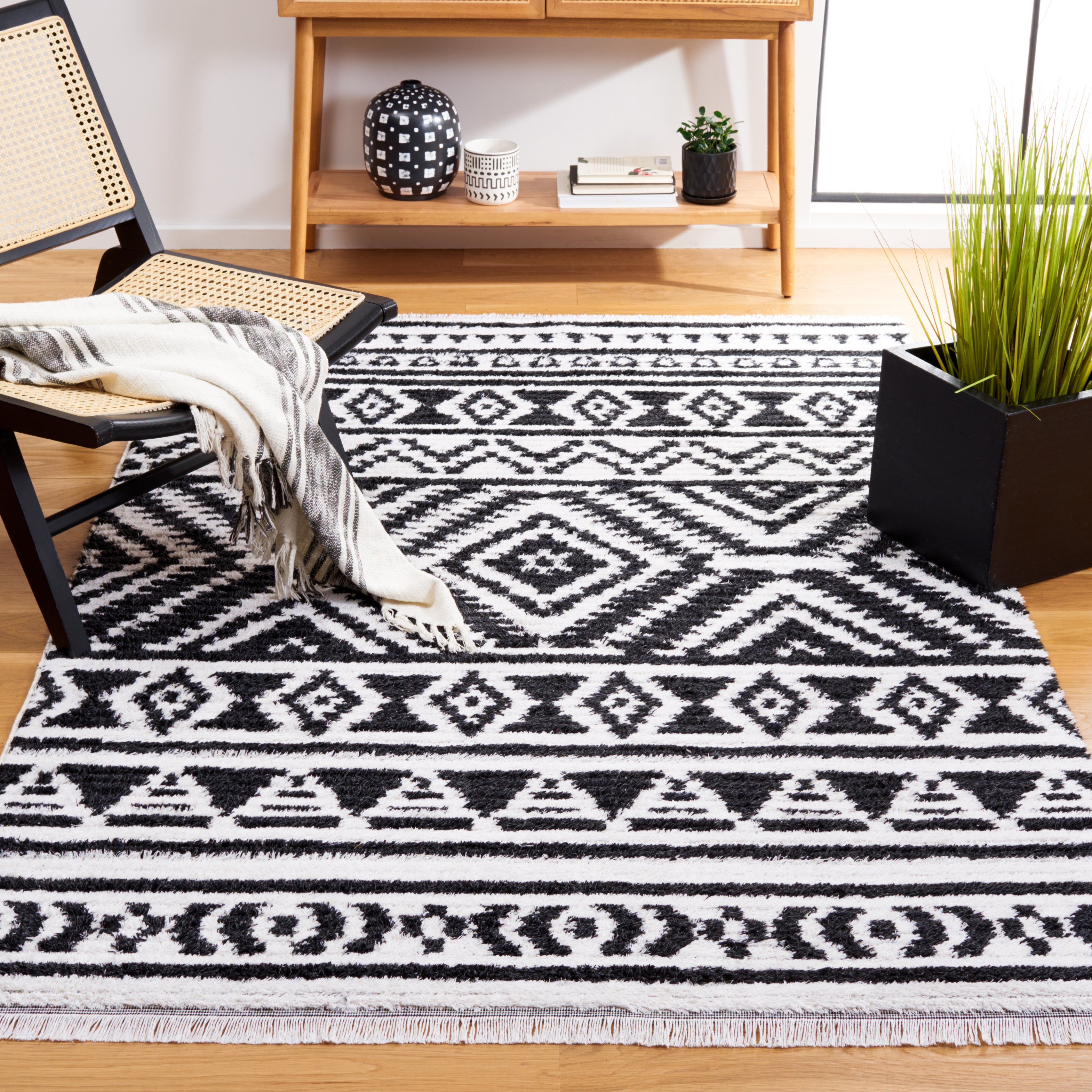 Safavieh Augustine 849 Rug, AGT849 - Black / Ivory