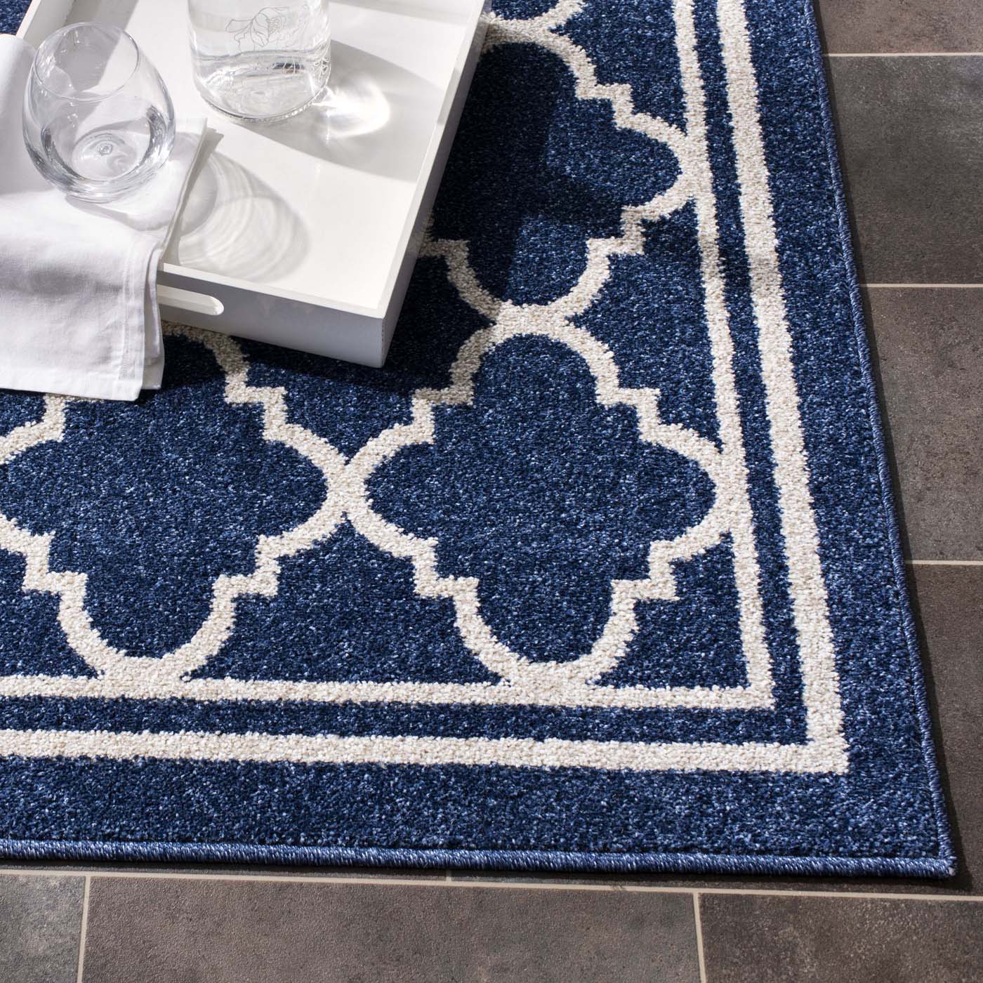 Safavieh Amherst 422 Rug, AMT422 - Navy / Beige