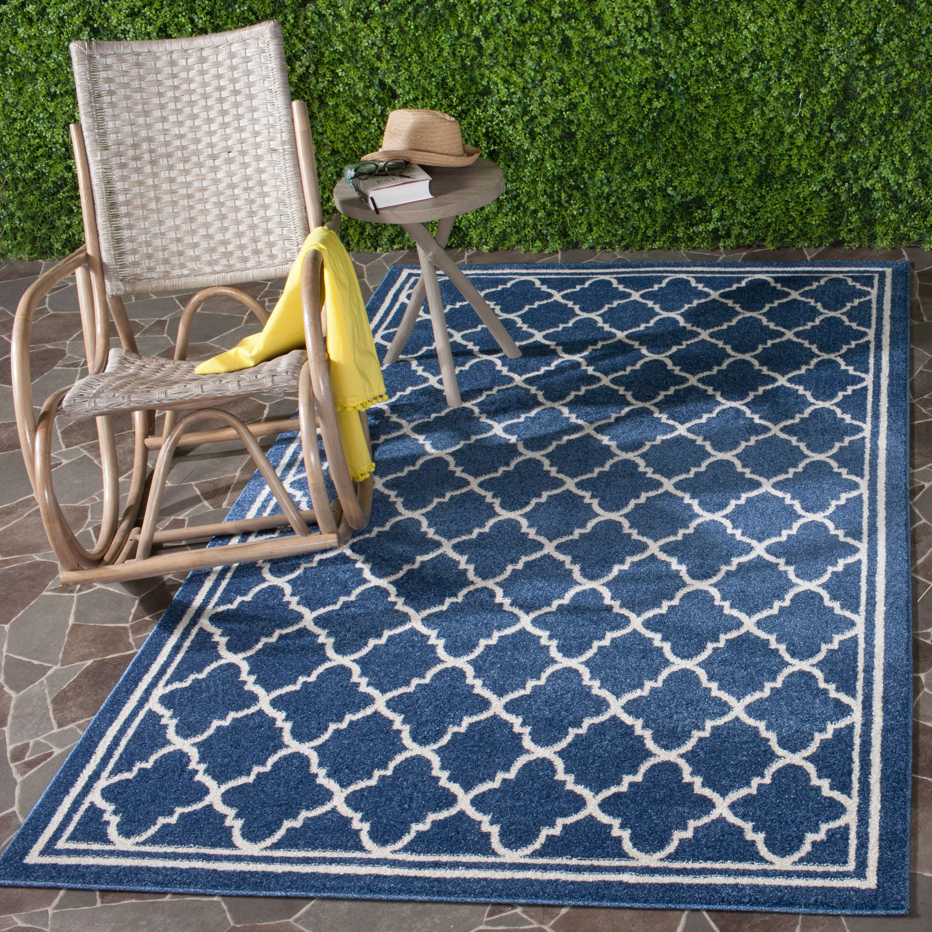 Safavieh Amherst 422 Rug, AMT422 - Navy / Beige