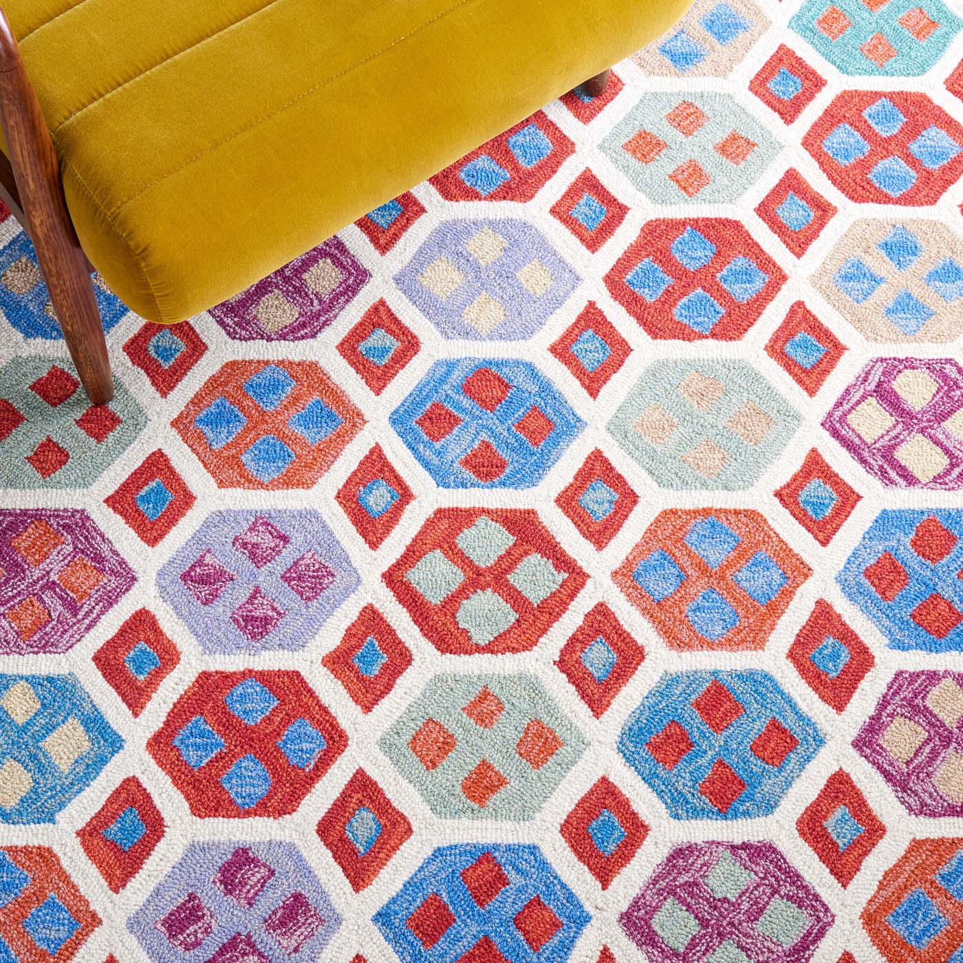 Safavieh Aspen 410 Rug, APN410 - Ivory / Red