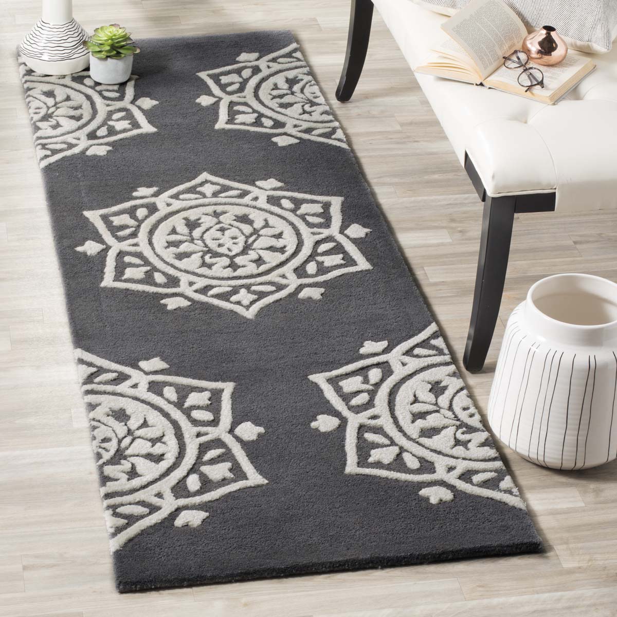 Safavieh Bella 136 Rug, BEL136 - Dark Grey / Ivory