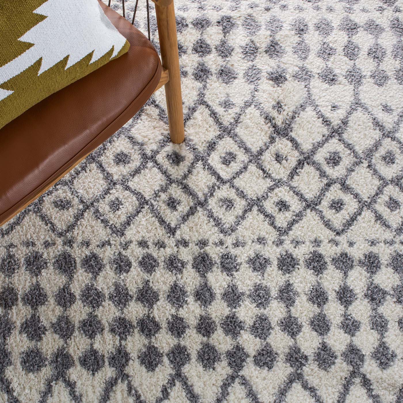 Safavieh Berber Fringe Shag 540 Rug, BFG540 - Cream / Dark Grey