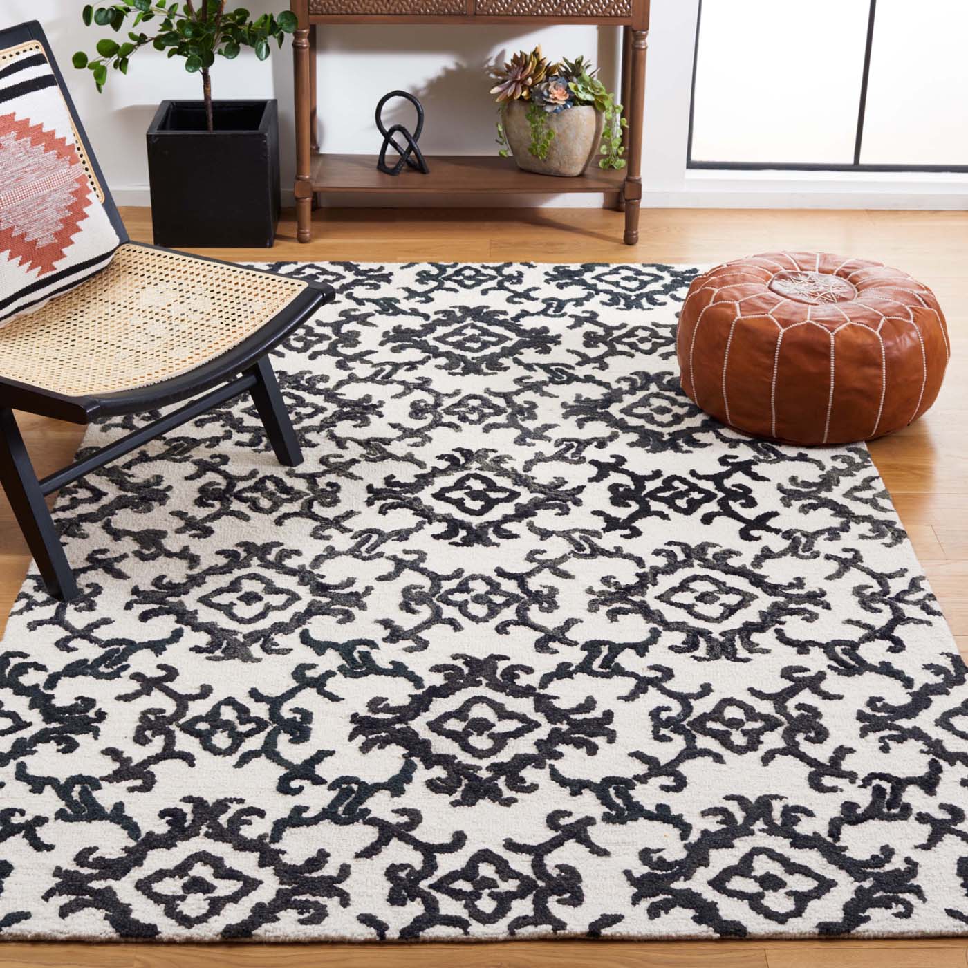 Safavieh Blossom 104 Rug, BLM104 - Ivory / Black