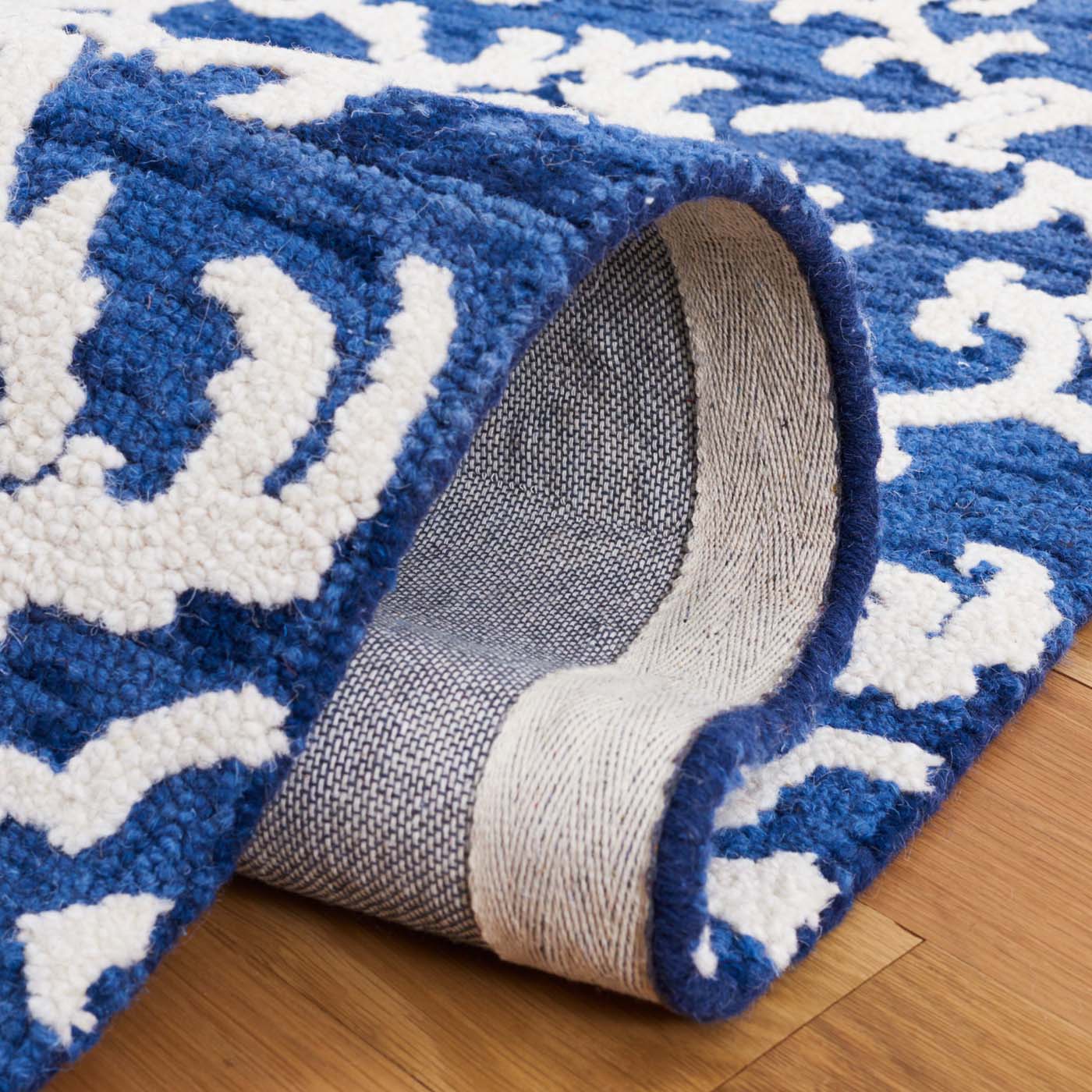 Safavieh Blossom 104 Rug, BLM104 - Navy / Ivory