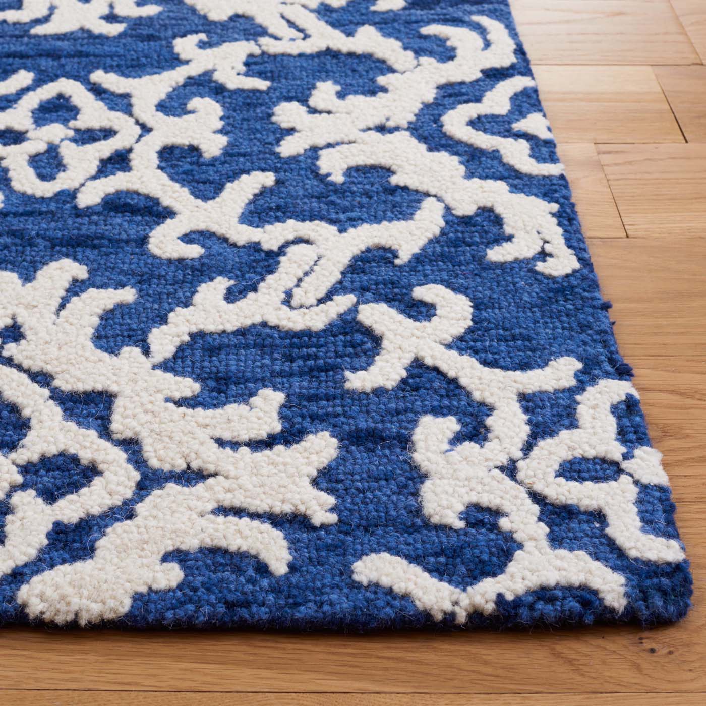 Safavieh Blossom 104 Rug, BLM104 - Navy / Ivory