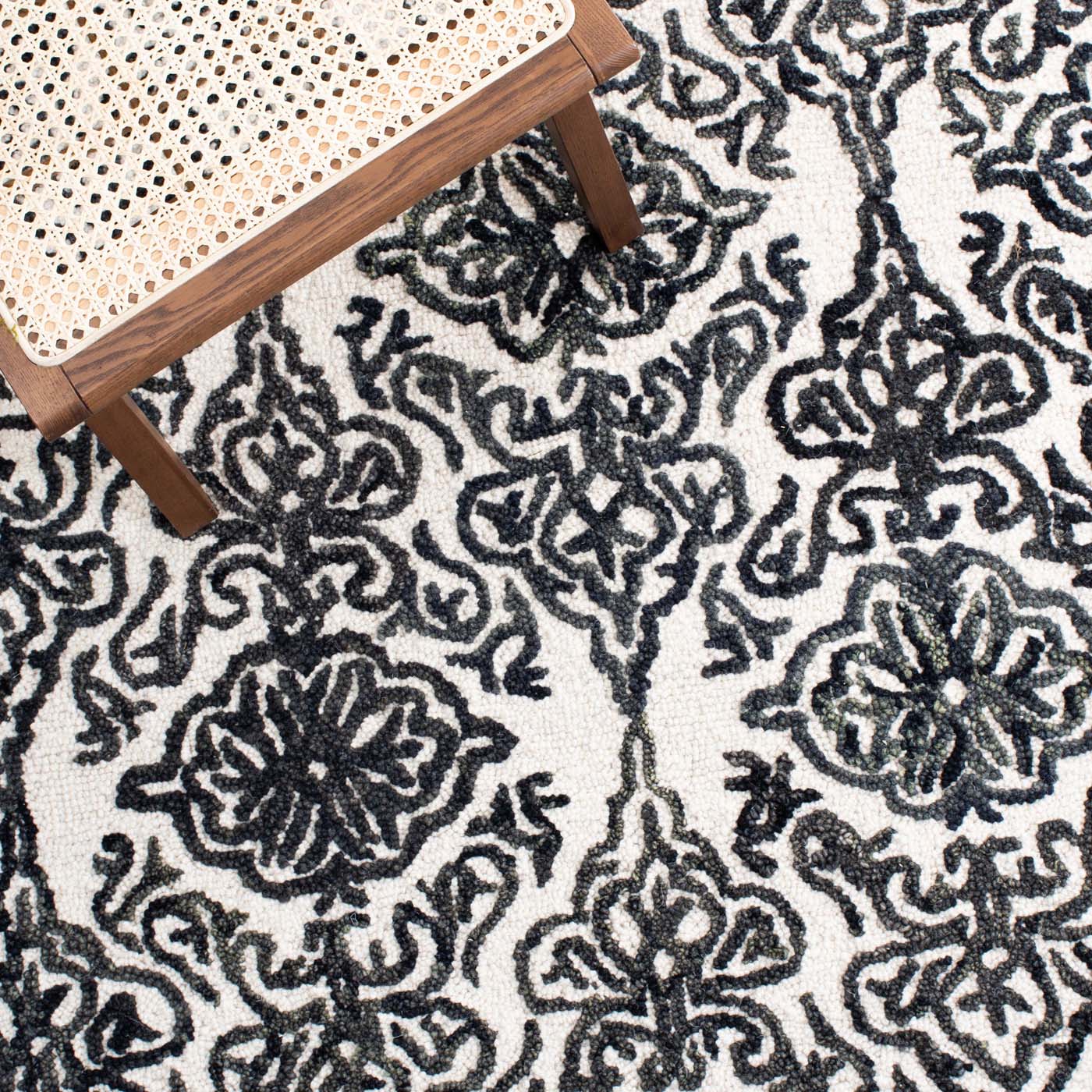 Safavieh Blossom 112 Rug, BLM112 - Ivory / Black