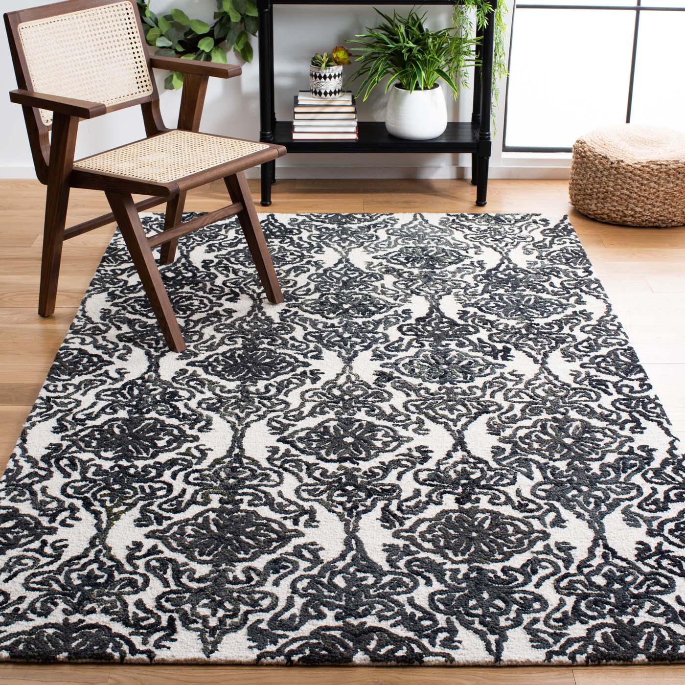 Safavieh Blossom 112 Rug, BLM112 - Ivory / Black
