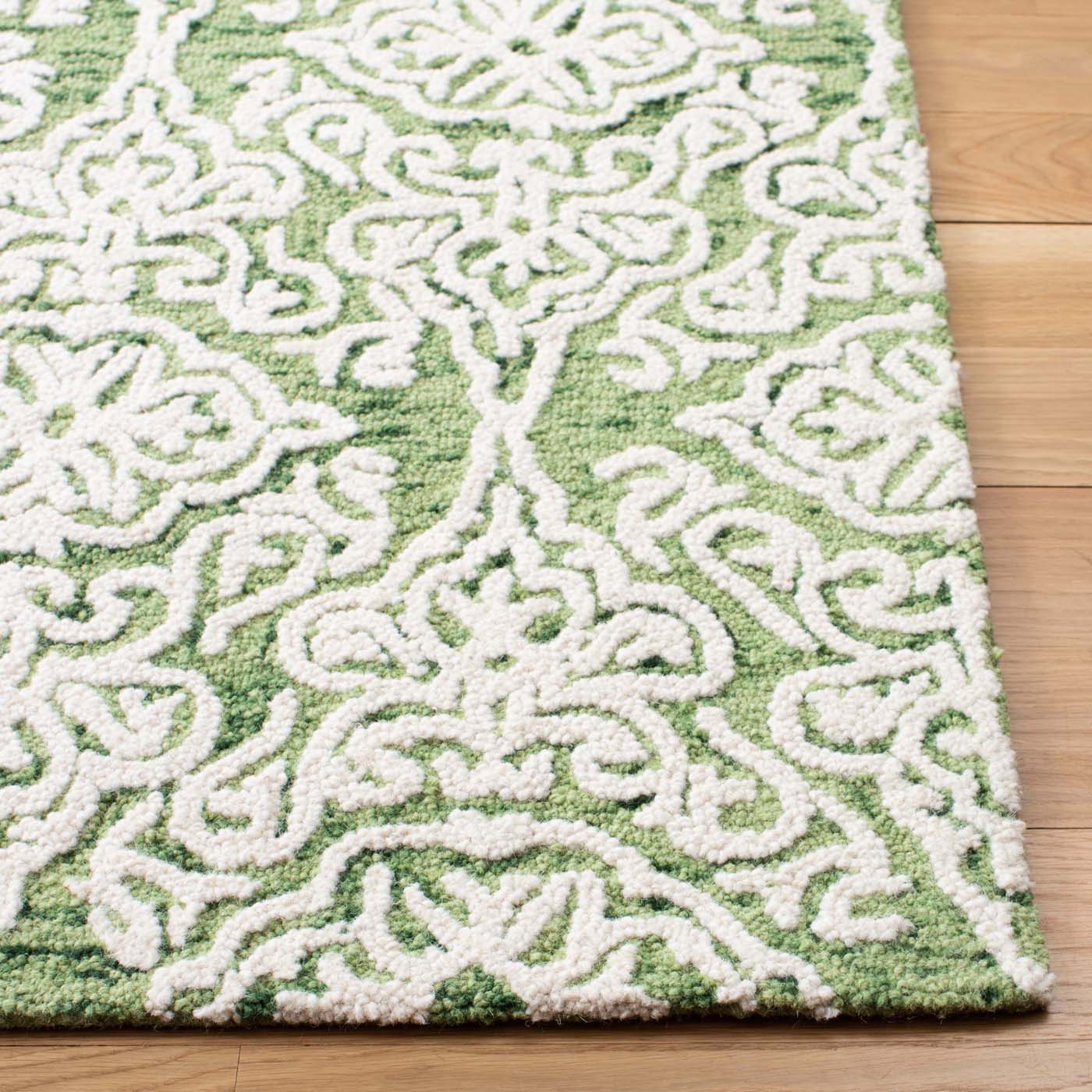 Safavieh Blossom 112 Rug, BLM112 - Green / Ivory