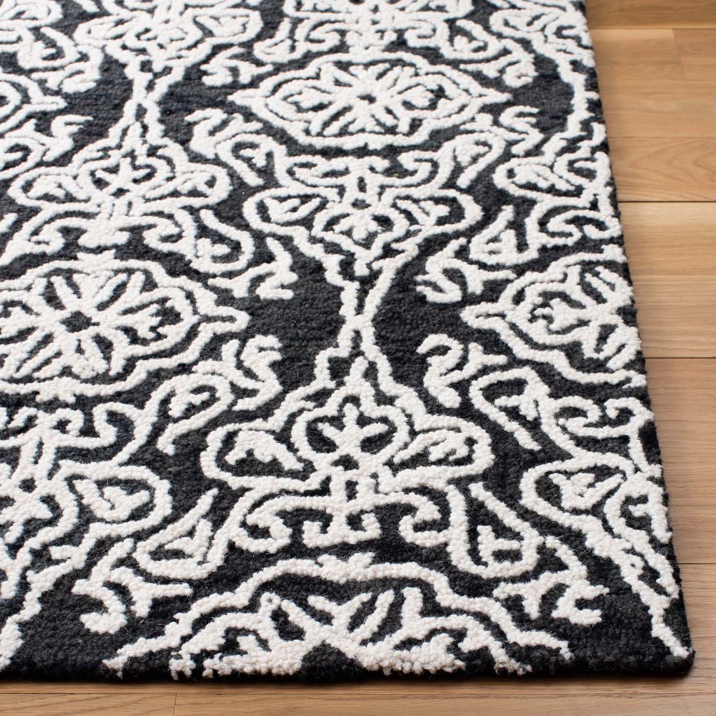 Safavieh Blossom 112 Rug, BLM112 - Black / Ivory