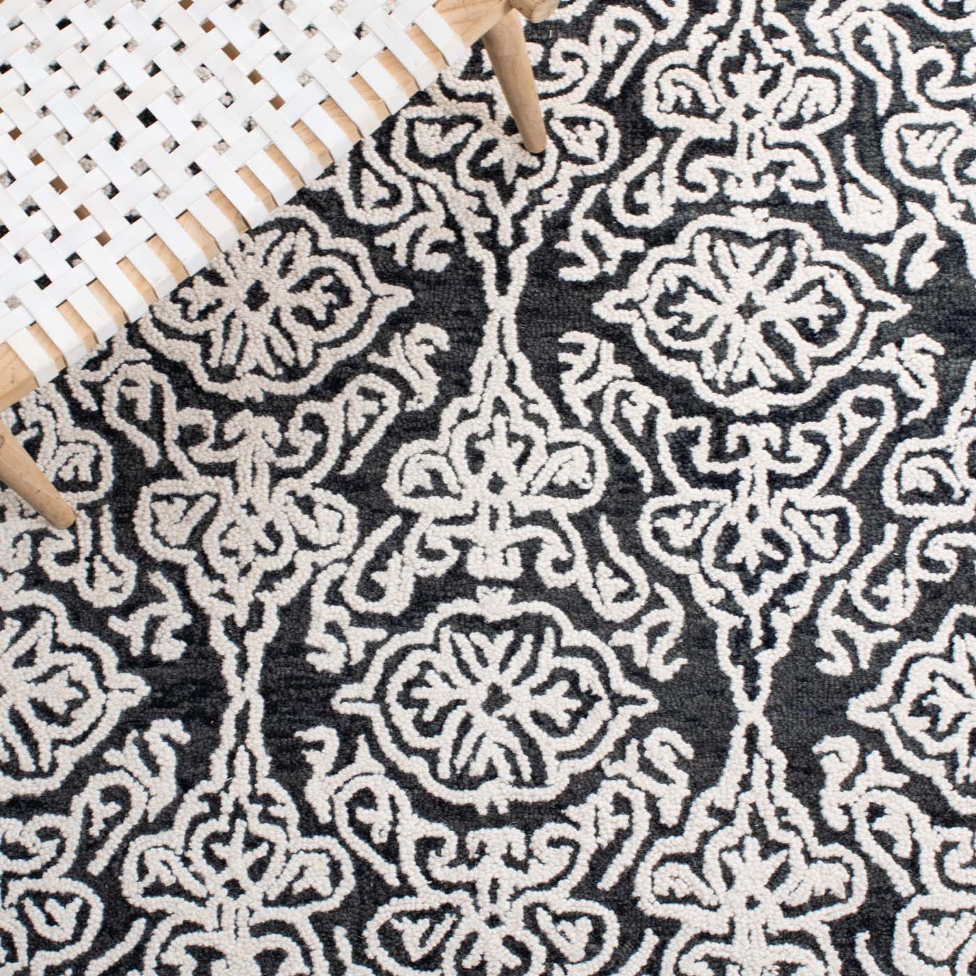 Safavieh Blossom 112 Rug, BLM112 - Black / Ivory