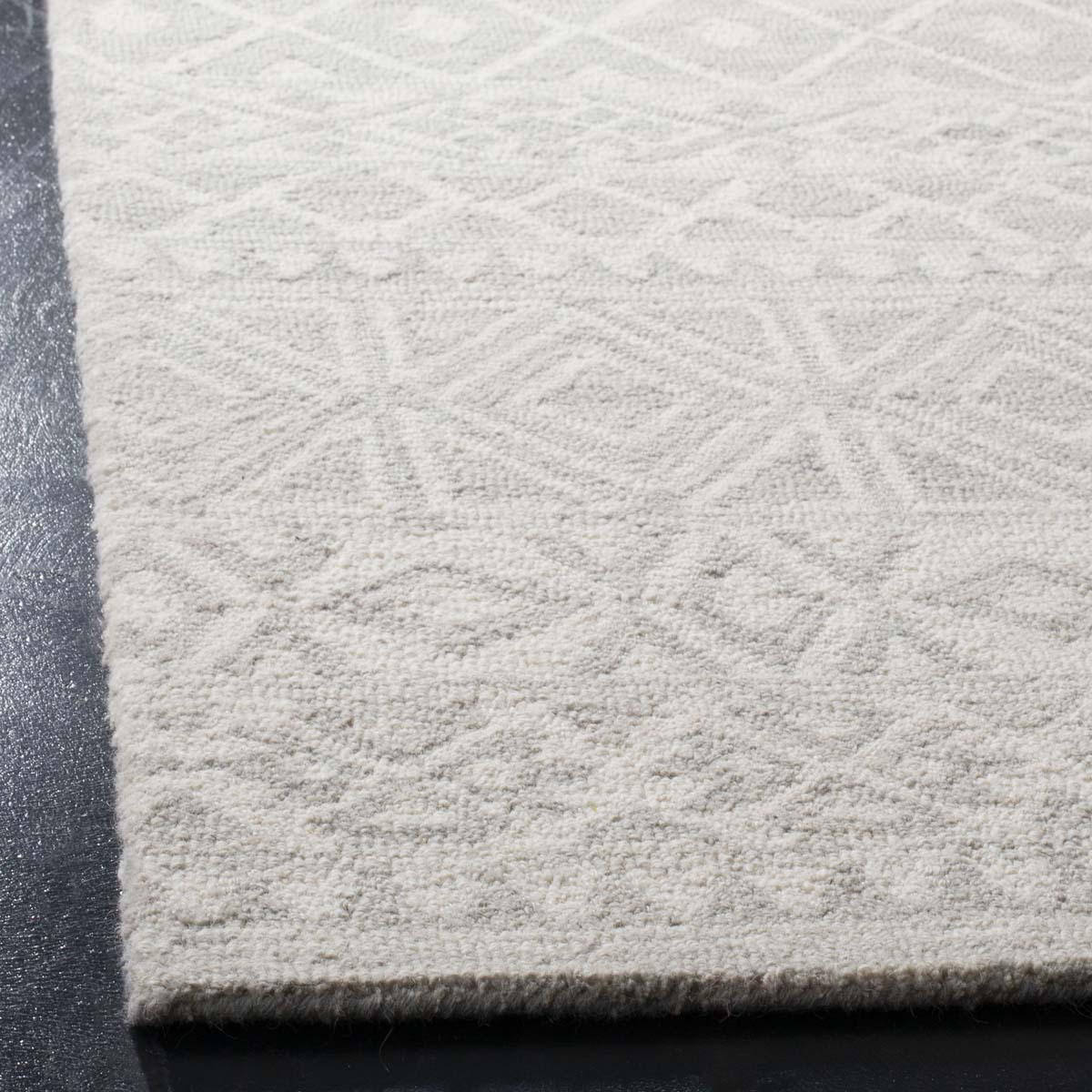 Safavieh Blossom 113 Rug, BLM113 - Silver / Ivory
