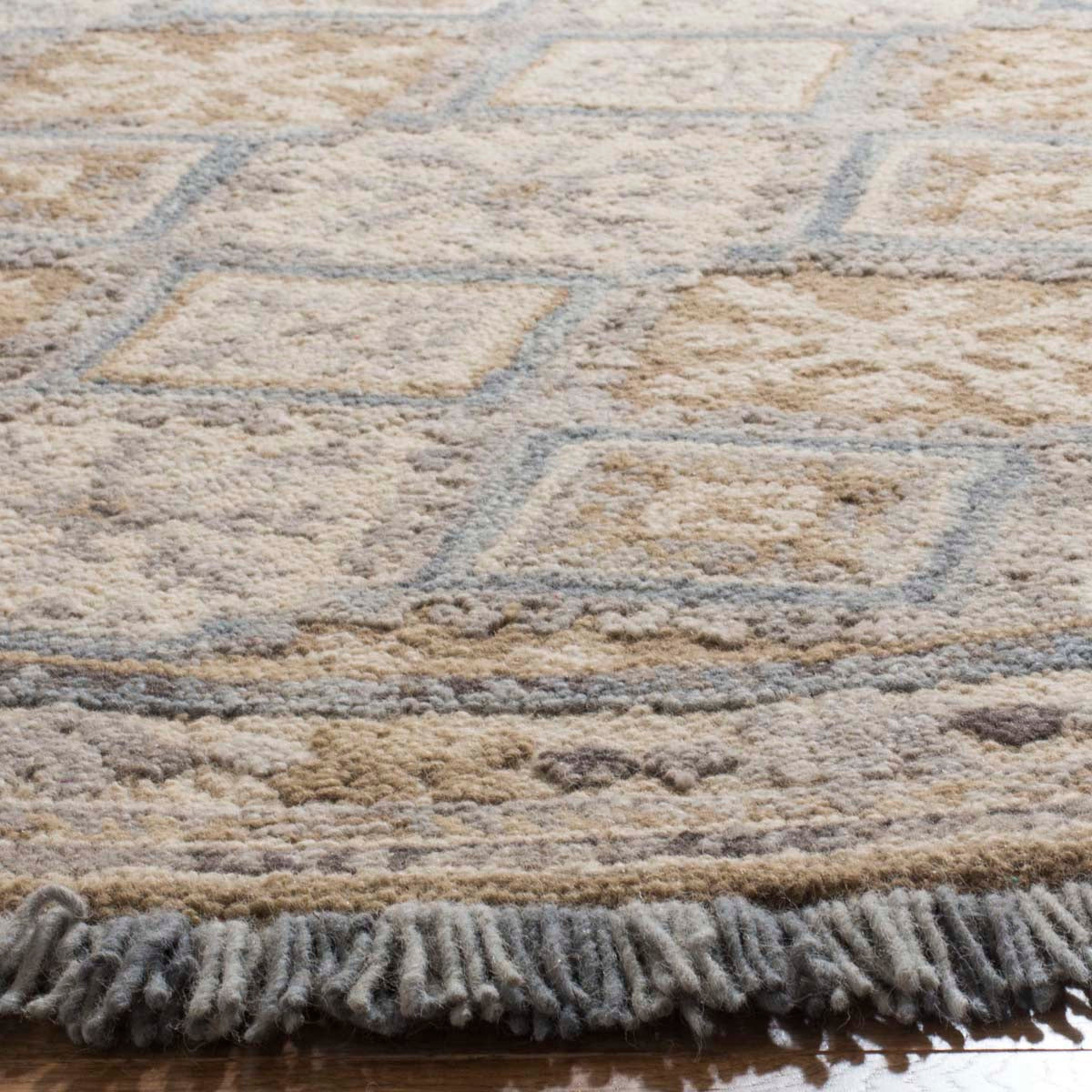 Safavieh Blossom 421 Rug, BLM421 - Beige / Light Blue