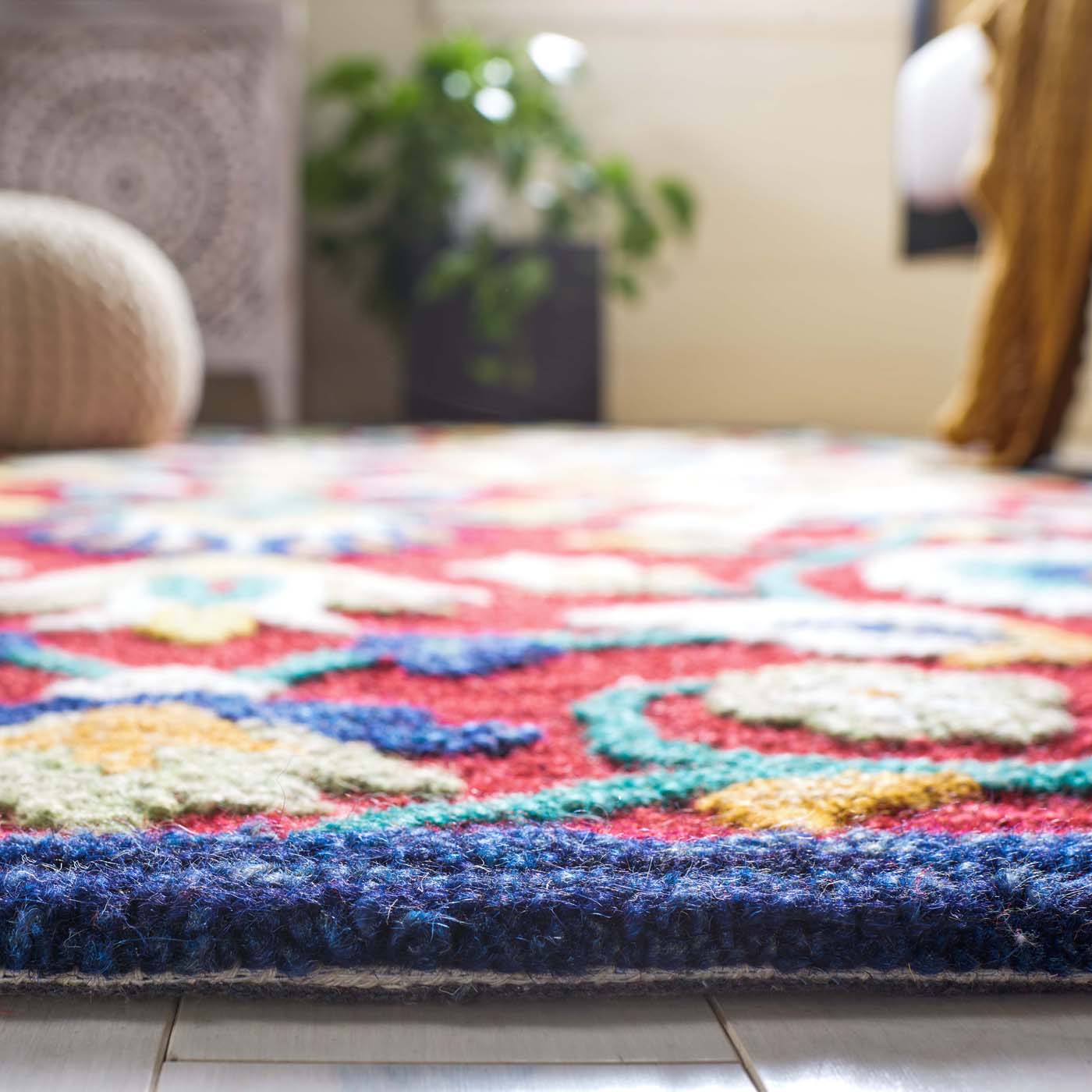 Safavieh Blossom 562 Rug, BLM562 - Red / Ivory