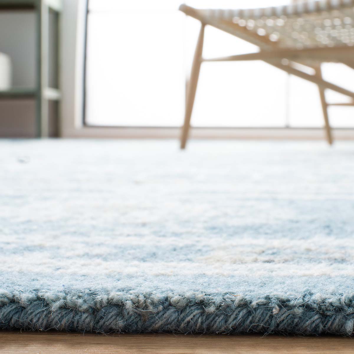 Safavieh Blossom 607 Rug, BLM607 - Blue / Ivory