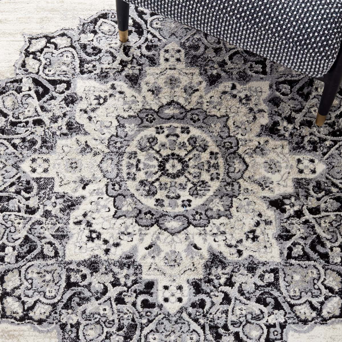 Safavieh Brentwood 802 Rug, White, BNT802 - Ivory / Black