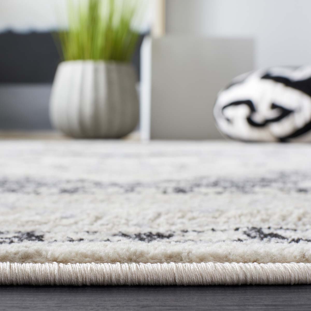 Safavieh Brentwood 851 Rug, White, BNT851 - Ivory / Black