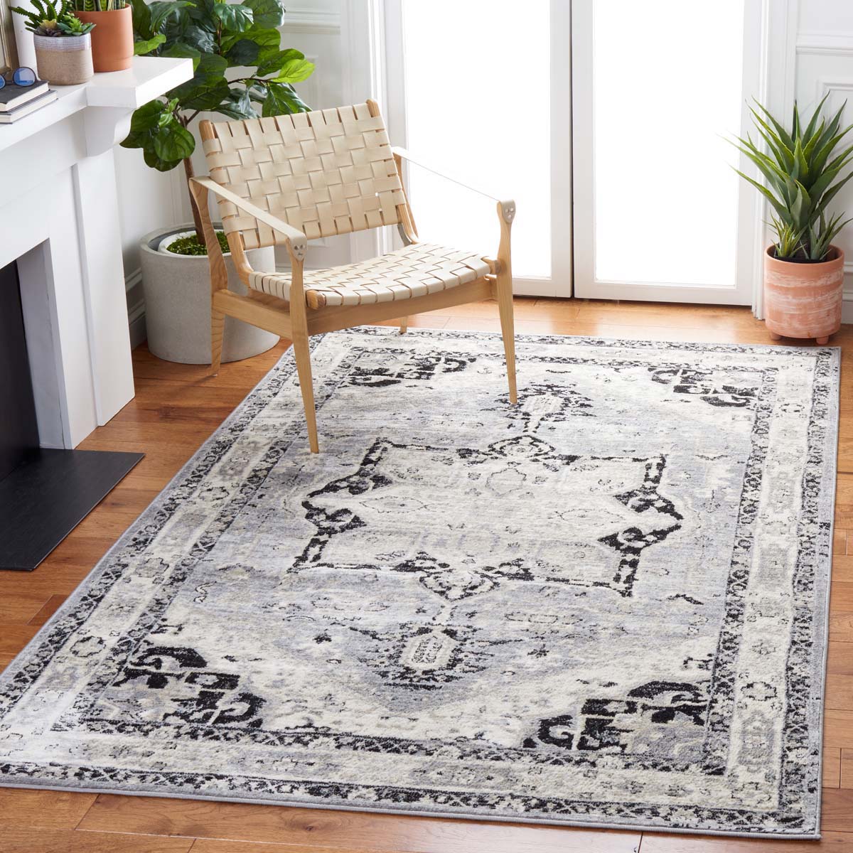 Safavieh Brentwood 852 Rug, Black, BNT852 - Silver / Black