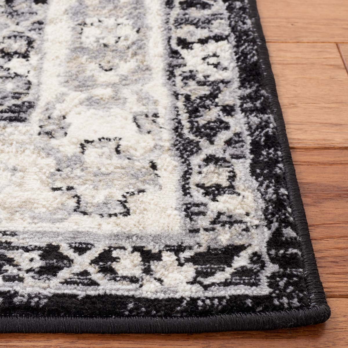 Safavieh Brentwood 852 Rug, Black, BNT852 - Black / Ivory