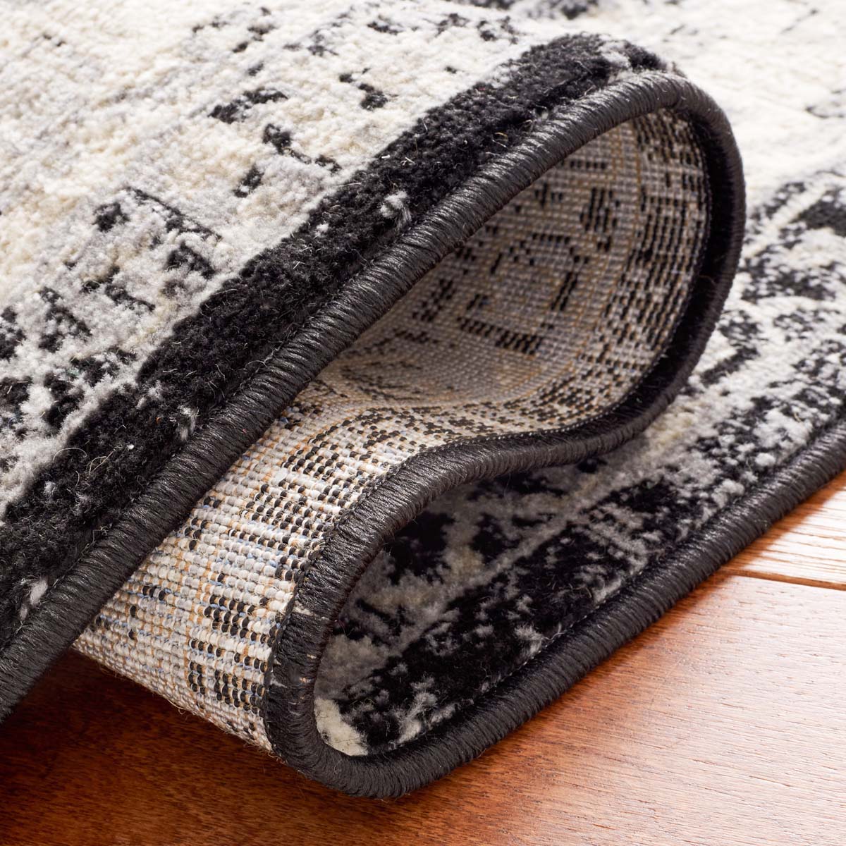 Safavieh Brentwood 852 Rug, Black, BNT852 - Black / Ivory