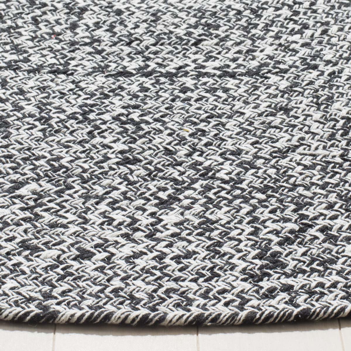 Safavieh Braided 256 Rug, BRD256 - Ivory / Black