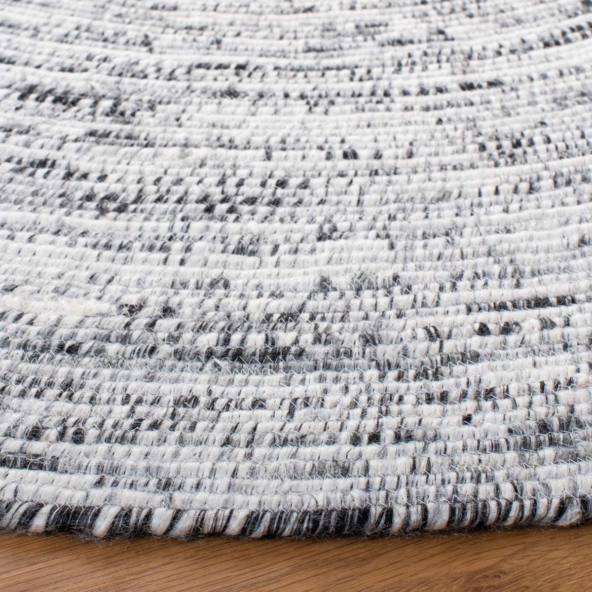 Safavieh Braided 270 Rug, BRD270 - Ivory / Black