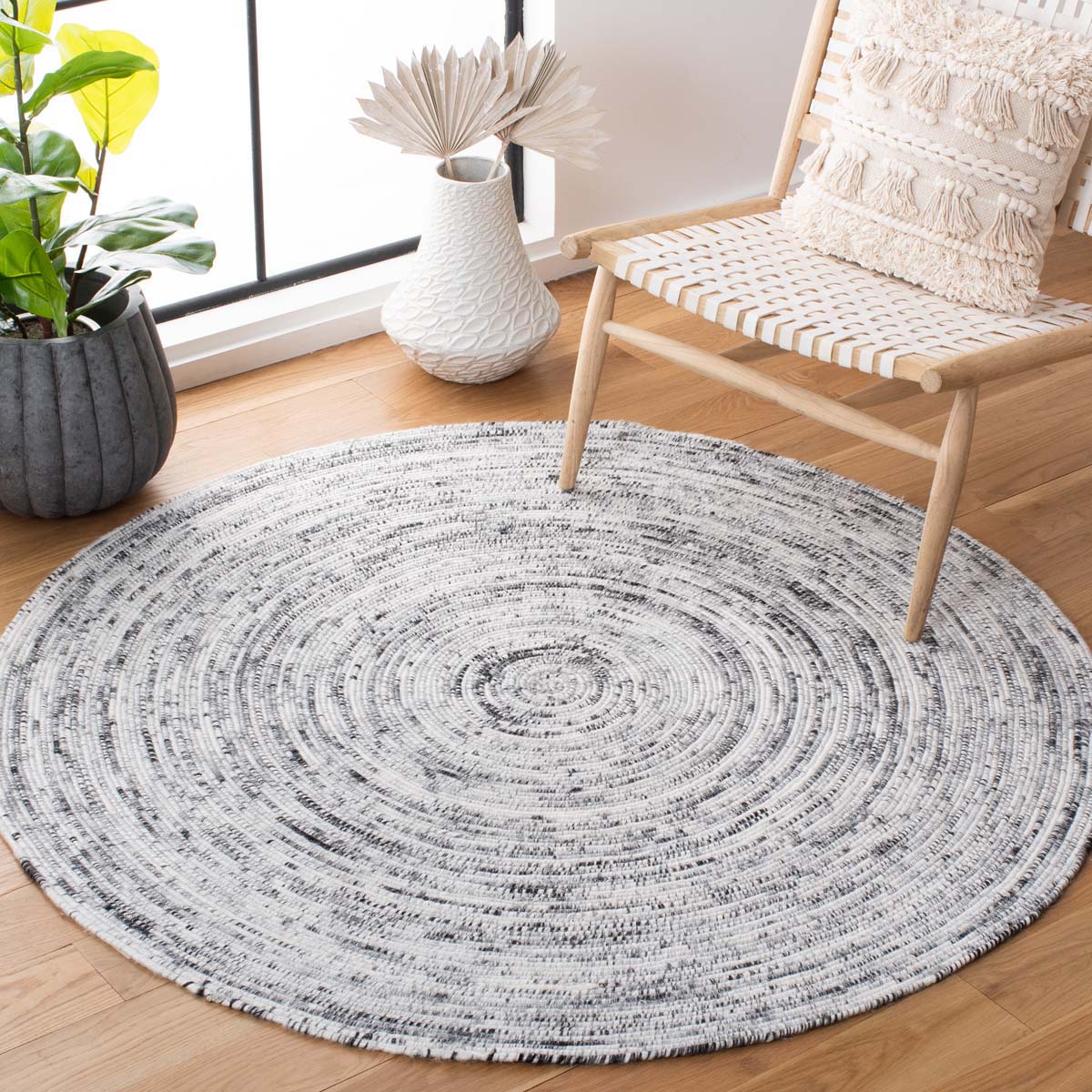 Safavieh Braided 270 Rug, BRD270 - Ivory / Black