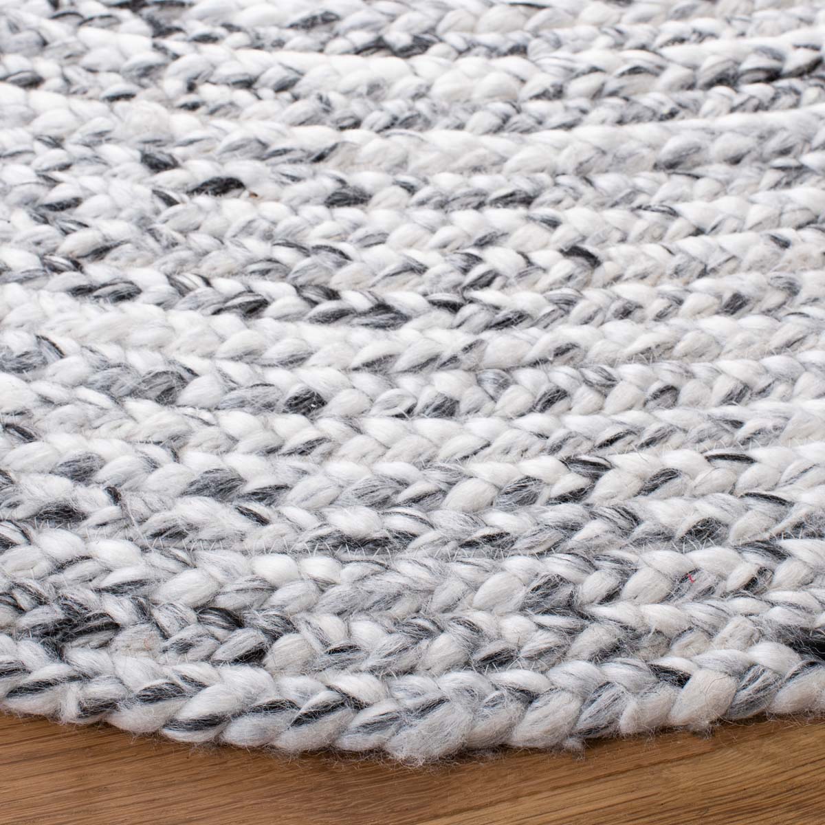 Safavieh Braided 271 Rug, BRD271 - Ivory / Black
