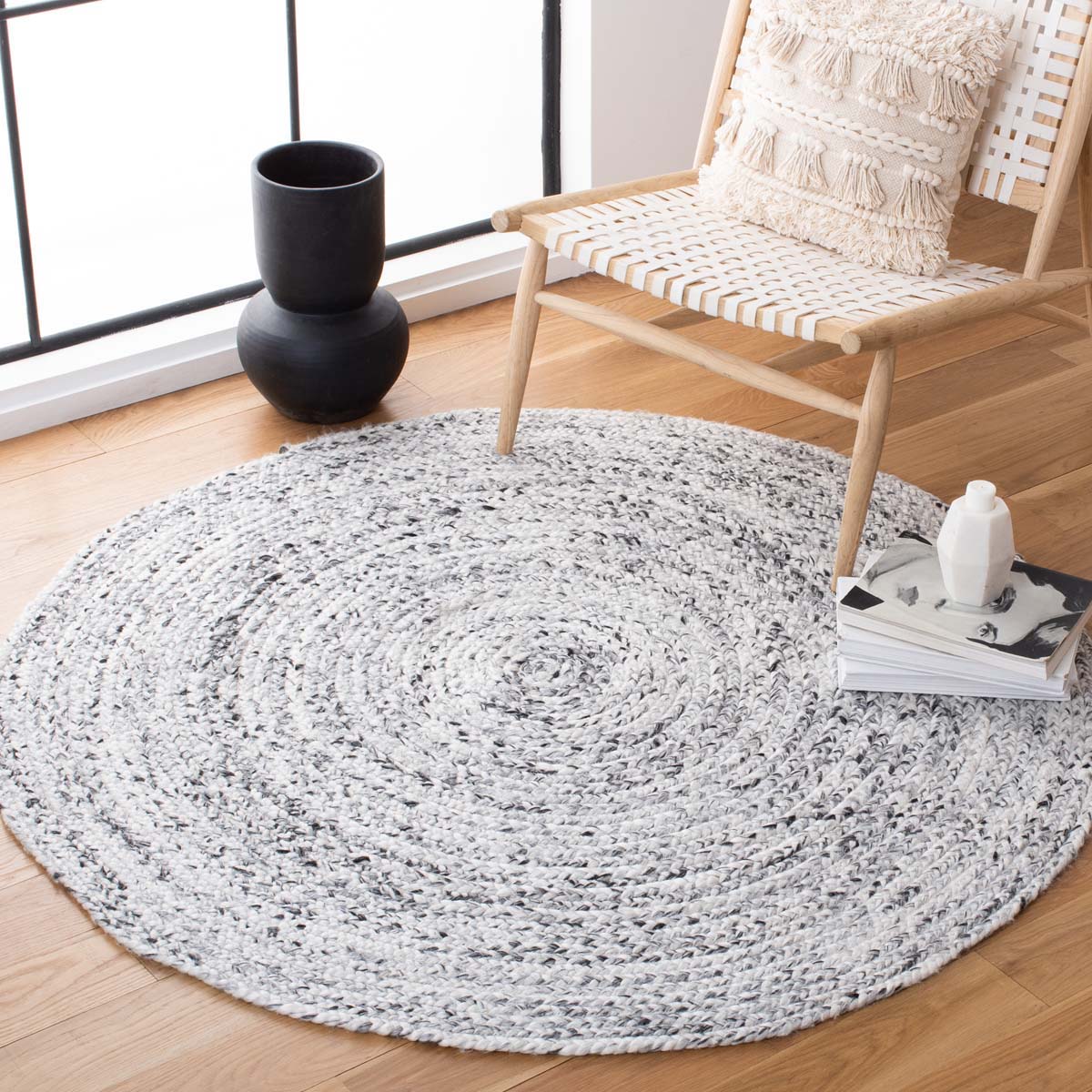 Safavieh Braided 271 Rug, BRD271 - Ivory / Black