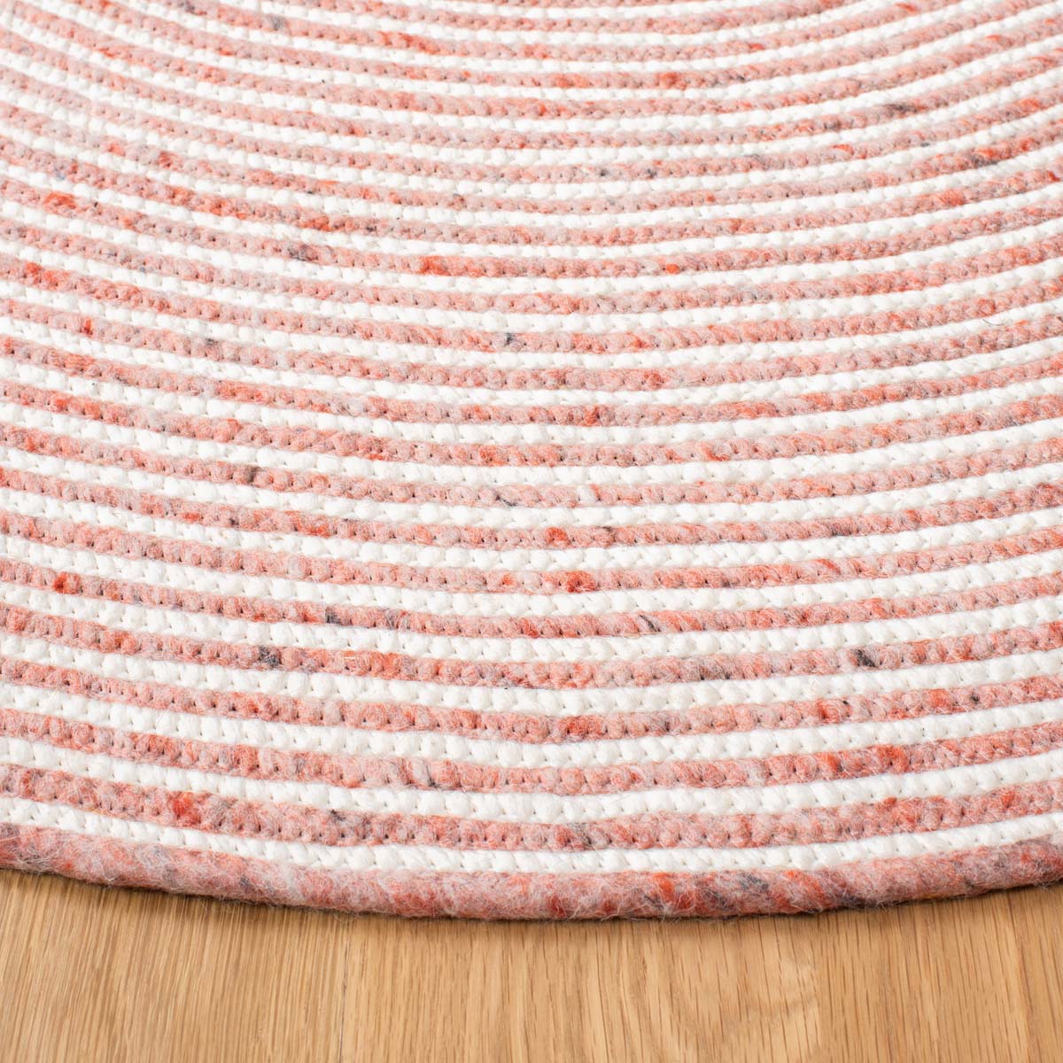 Safavieh Braided 905 Rug, BRD905 - Red / Ivory