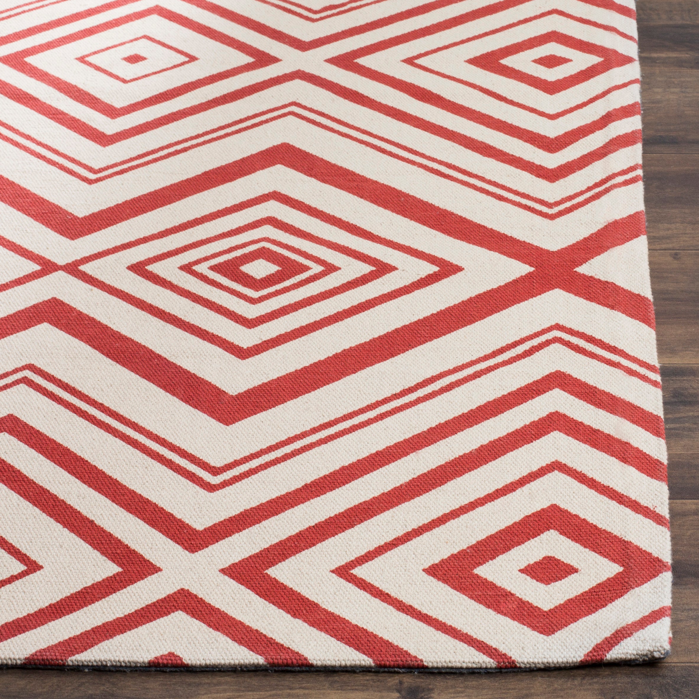 Safavieh Cedar Brook 142 Rug, CDR142 - Ivory / Coral