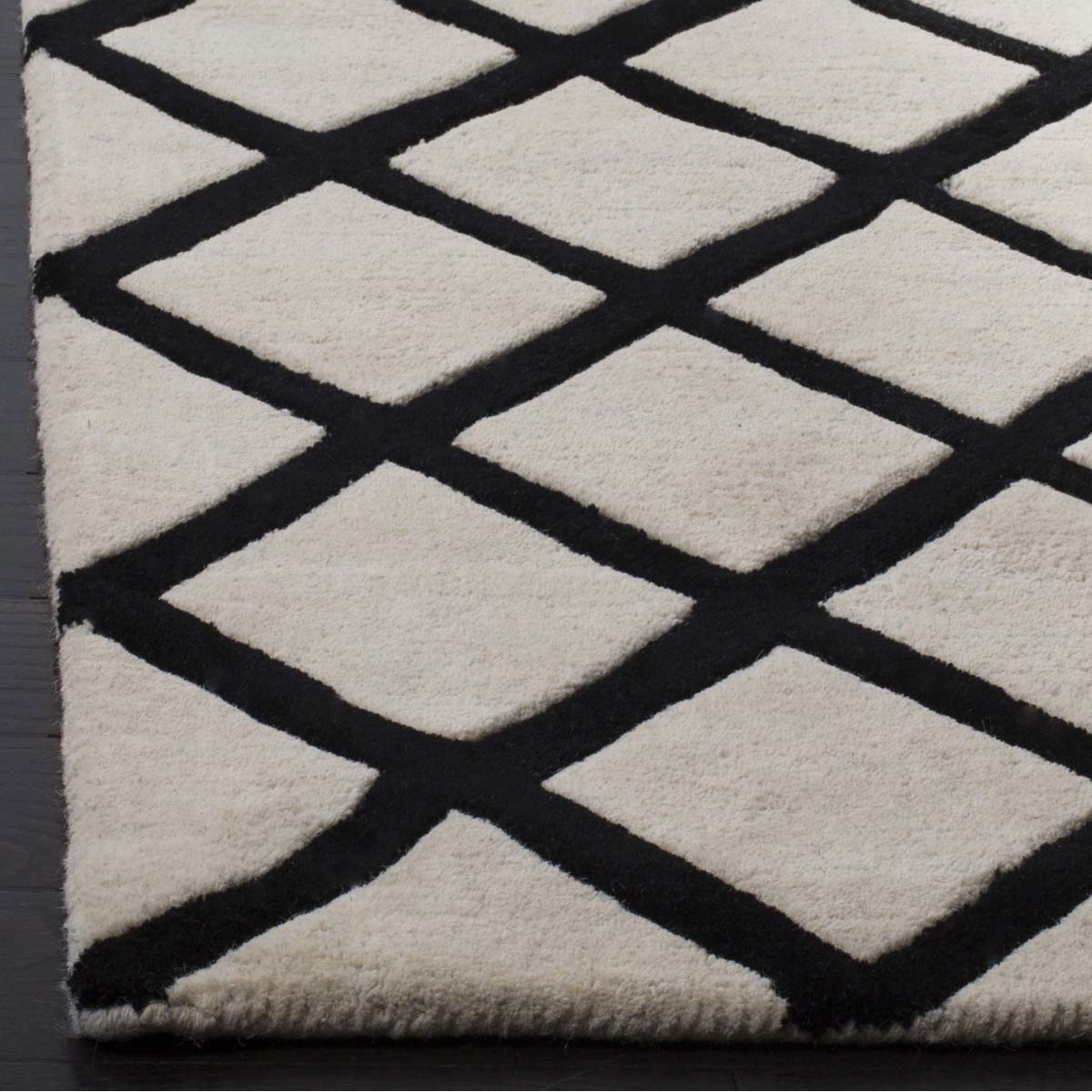 Safavieh Chatham 718 Rug, CHT718 - Ivory / Black